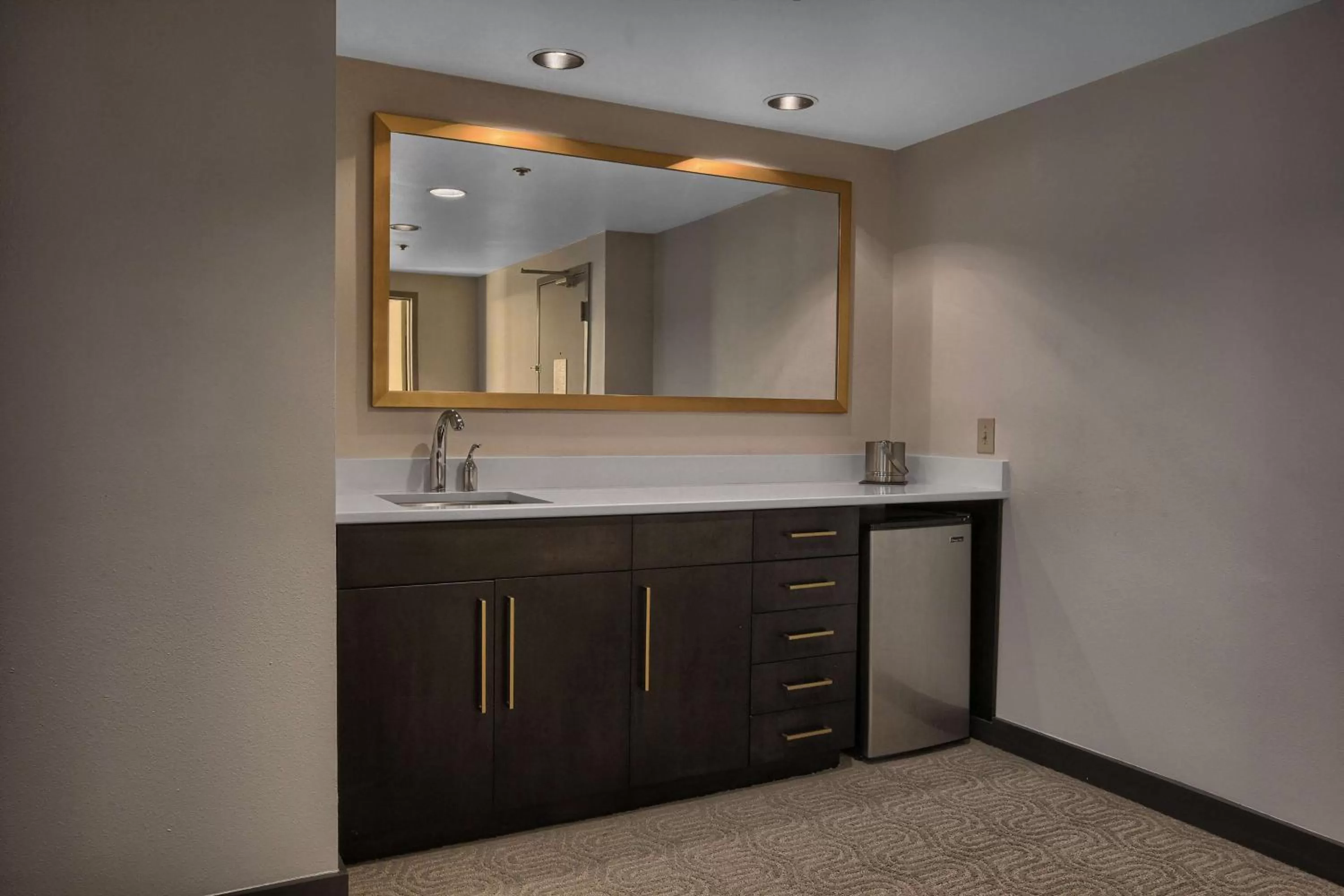 Kitchen or kitchenette in DoubleTree by Hilton at the Entrance to Universal Orlando