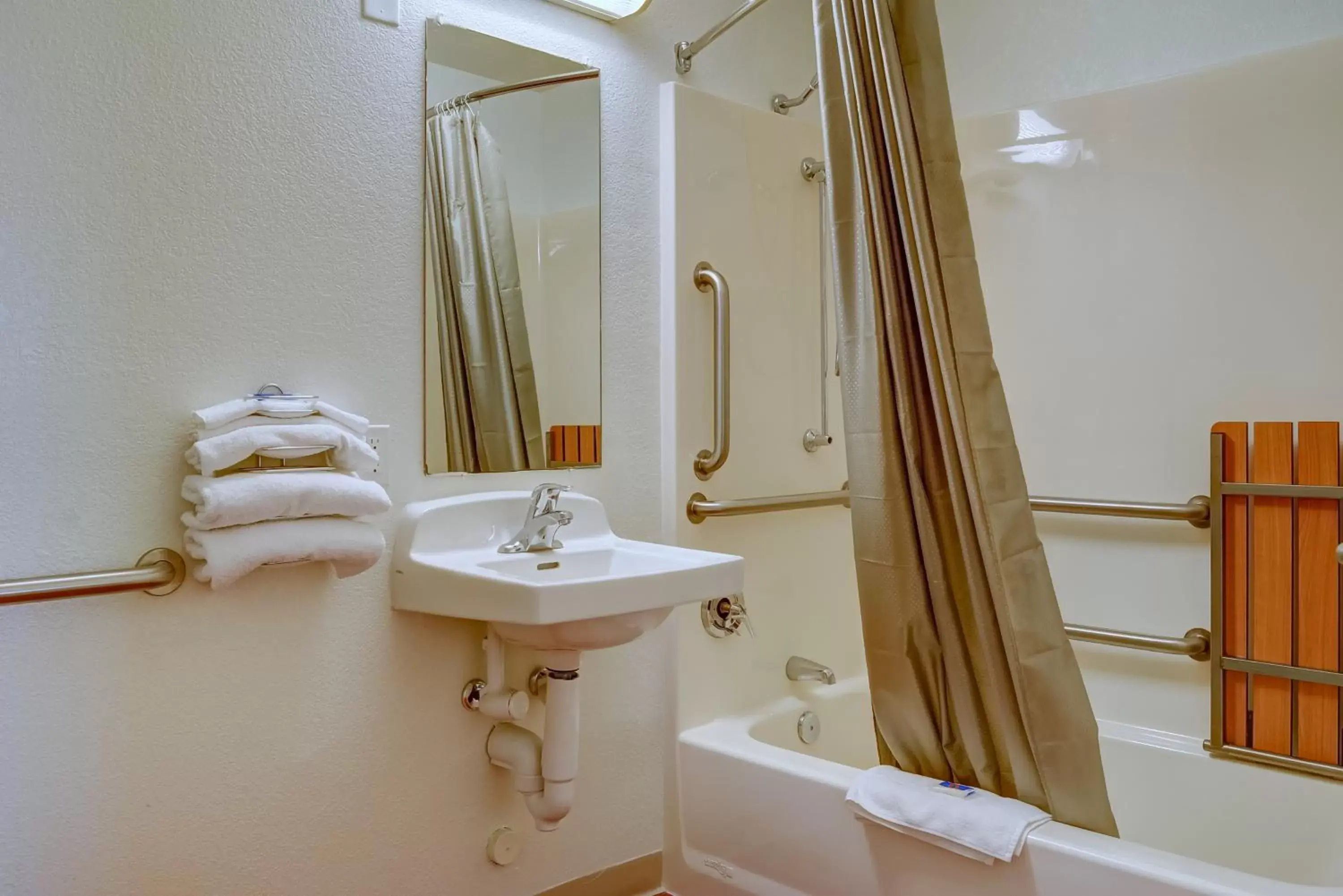 Bathroom in Motel 6-Eugene, OR - South Springfield