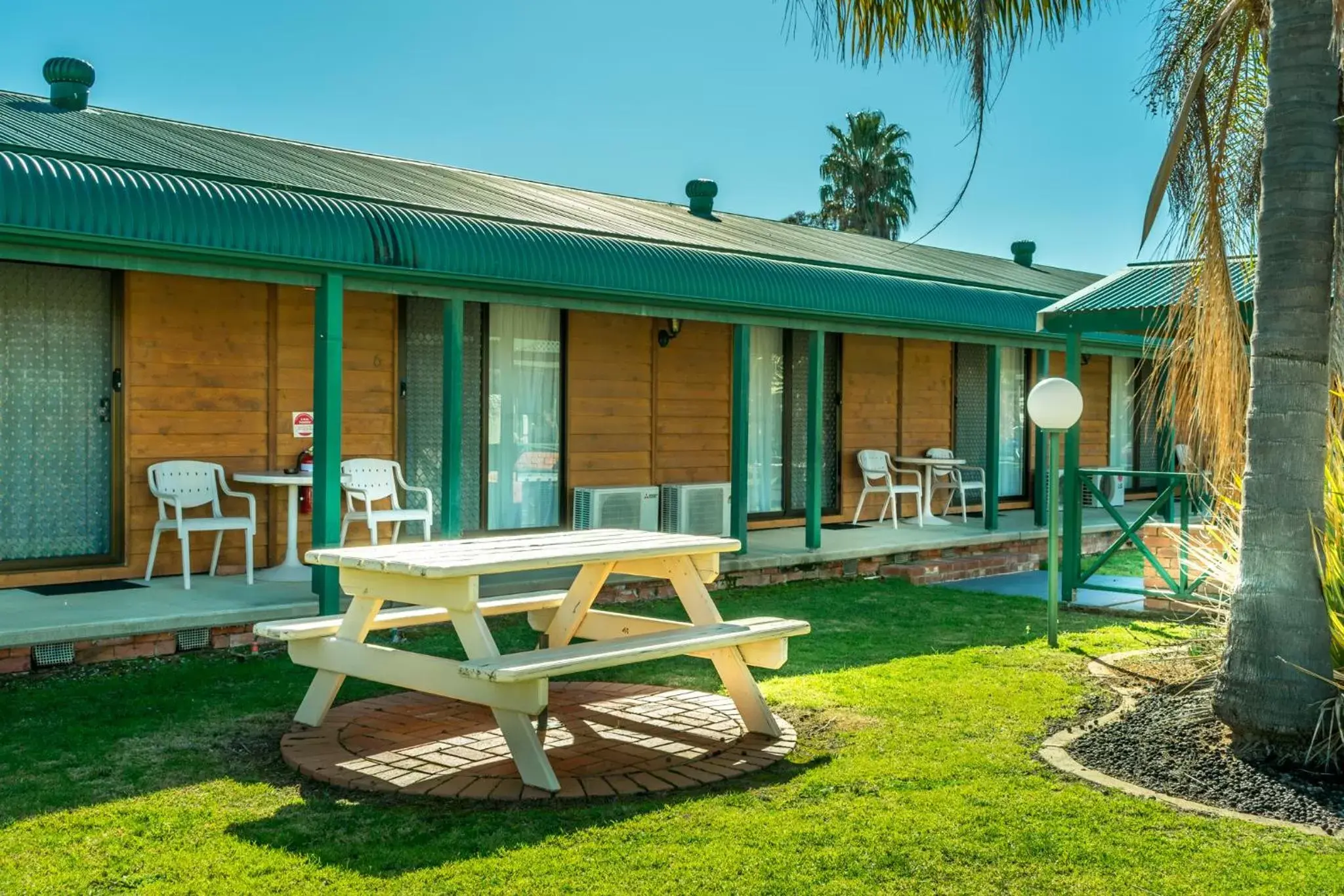 Property building in Deniliquin Country Club Motor Inn