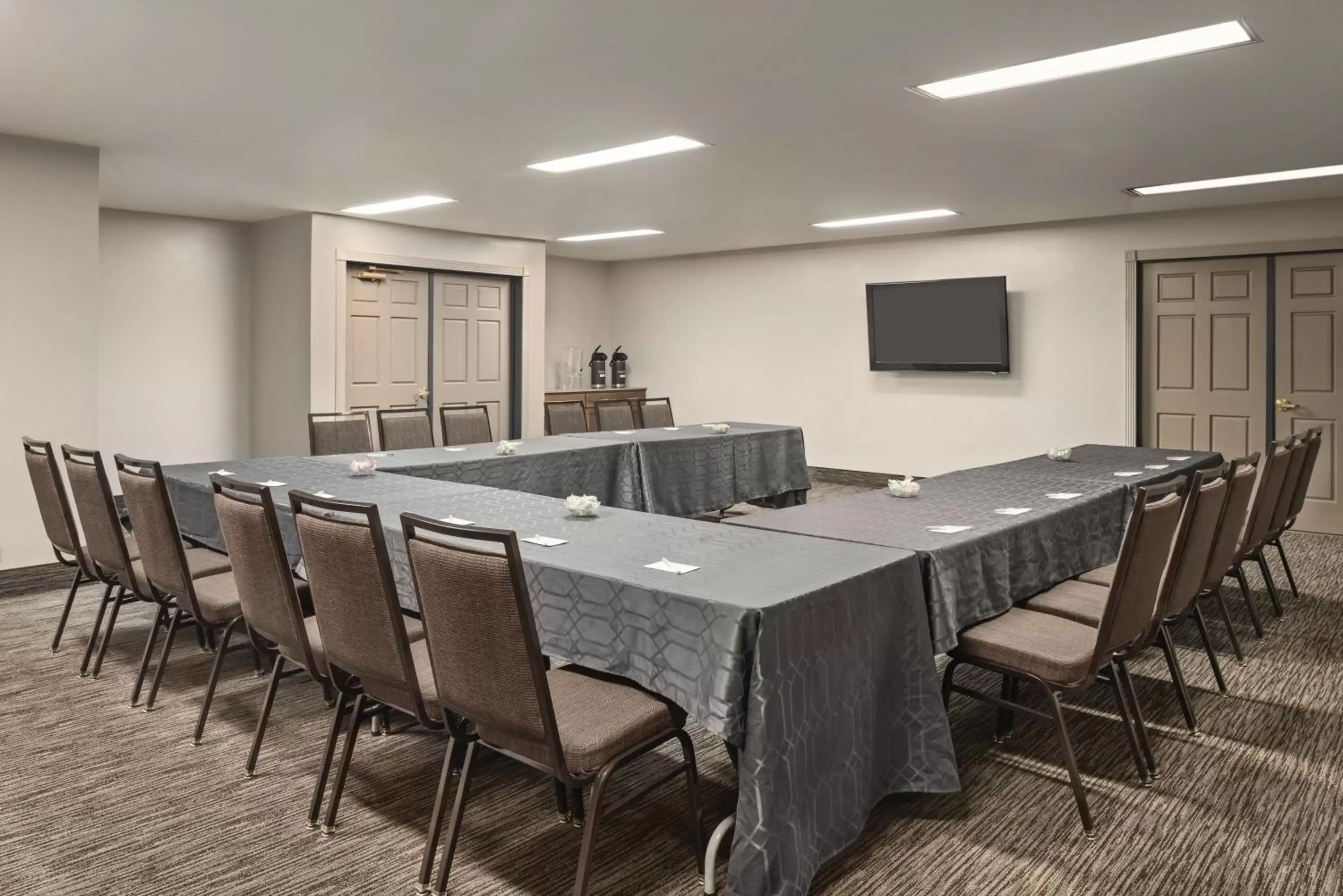 Business facilities in Country Inn & Suites by Radisson, Dubuque, IA