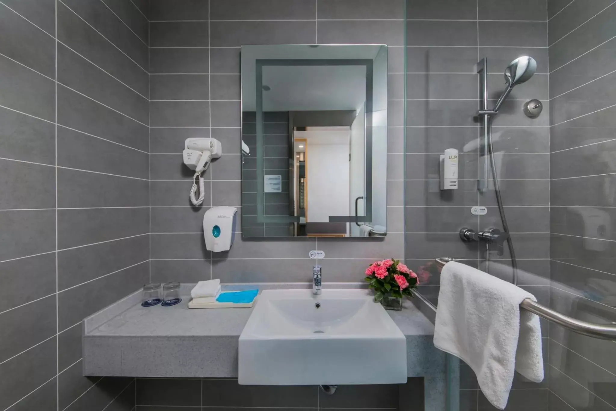 Photo of the whole room, Bathroom in Holiday Inn Express - Yantai YEDA, an IHG Hotel