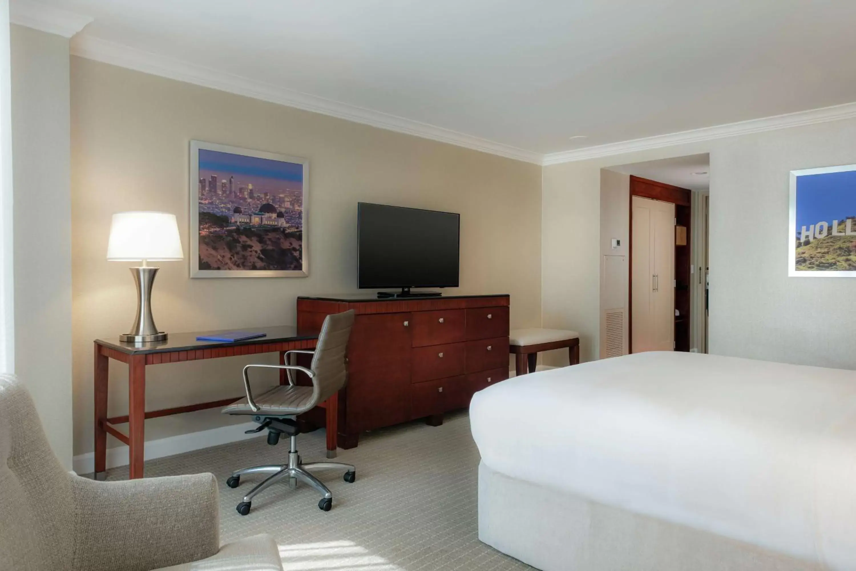 Bed, TV/Entertainment Center in Hilton Los Angeles-Universal City