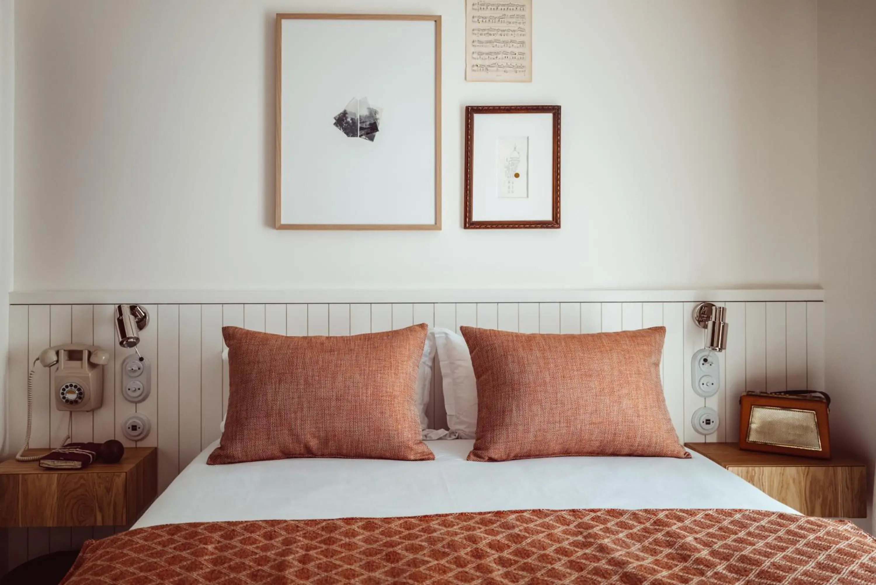 Bedroom, Bed in Hôtel Monsieur Aristide