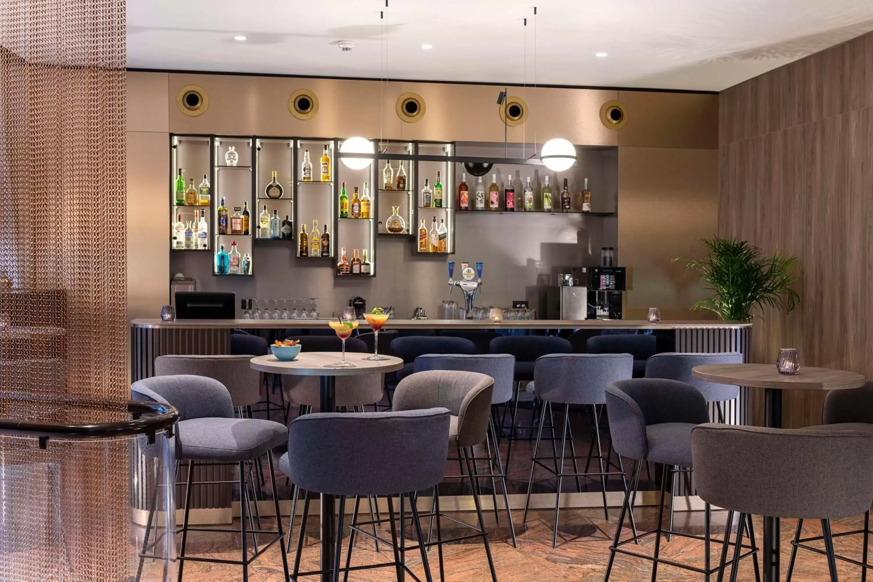 Lounge or bar, Lounge/Bar in NH Geneva Airport Hotel