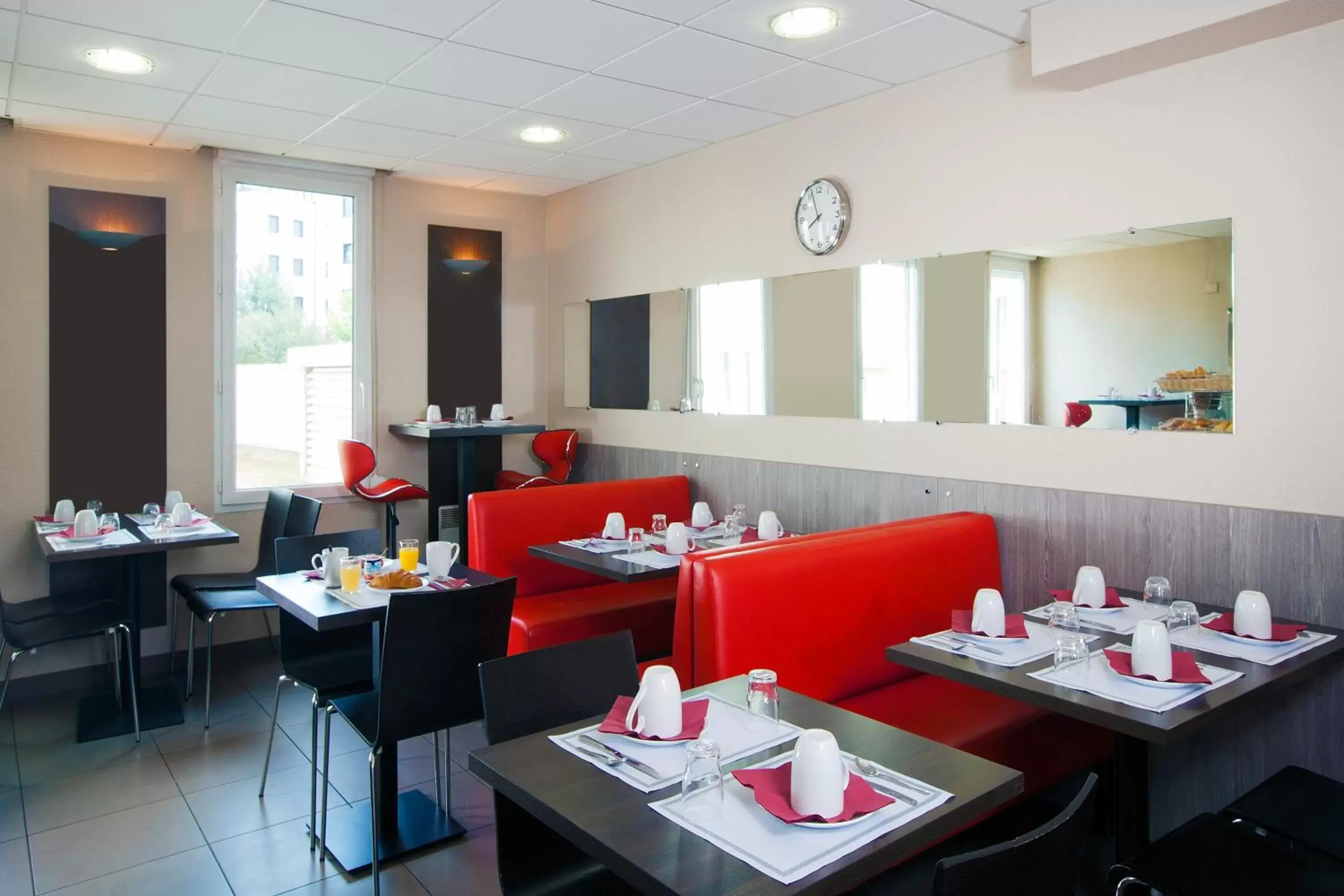 Continental breakfast, Restaurant/Places to Eat in Séjours & Affaires Reims Clairmarais