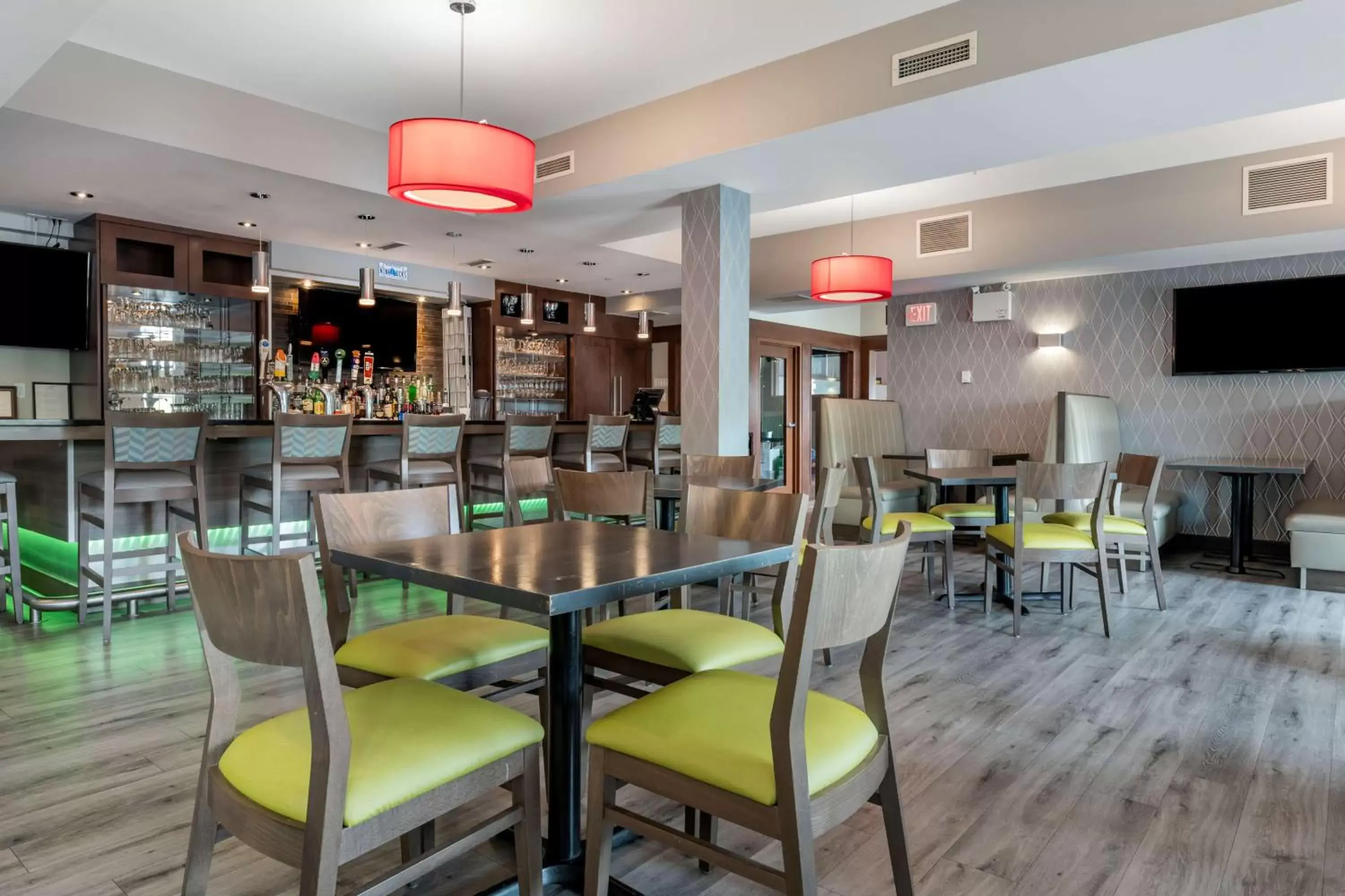 Lounge or bar, Restaurant/Places to Eat in Best Western Dartmouth Hotel & Suites