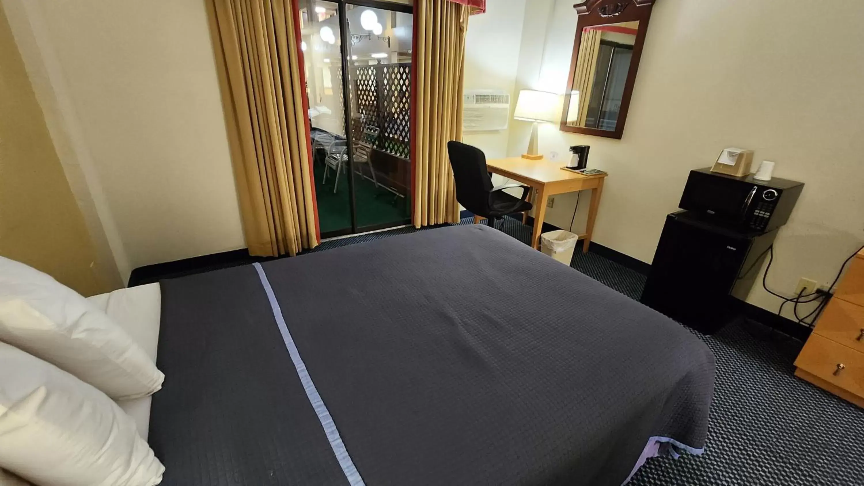 Bed in Katahdin Inn & Suites