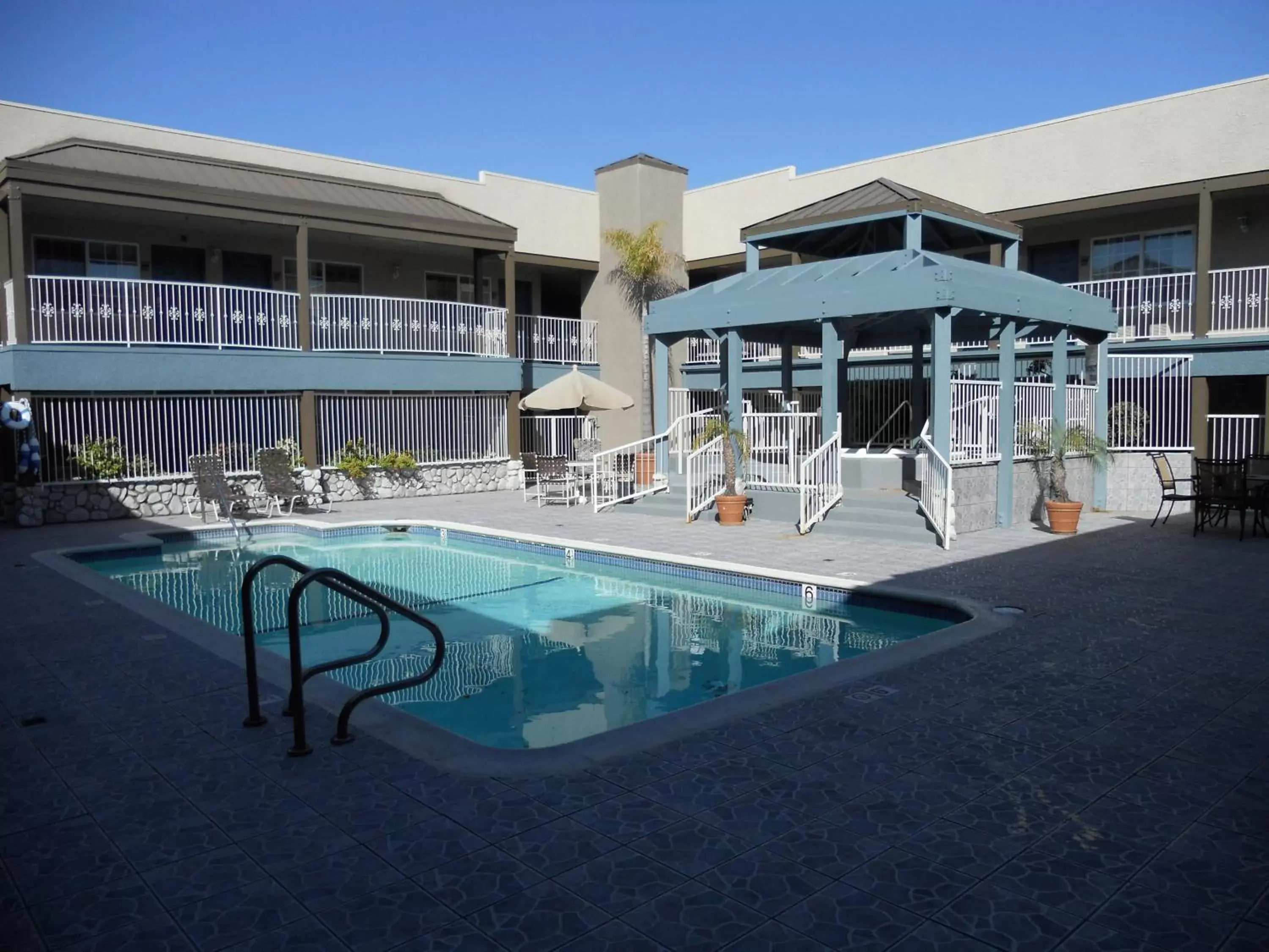 Swimming Pool in Wave Hotel Manhattan Beach