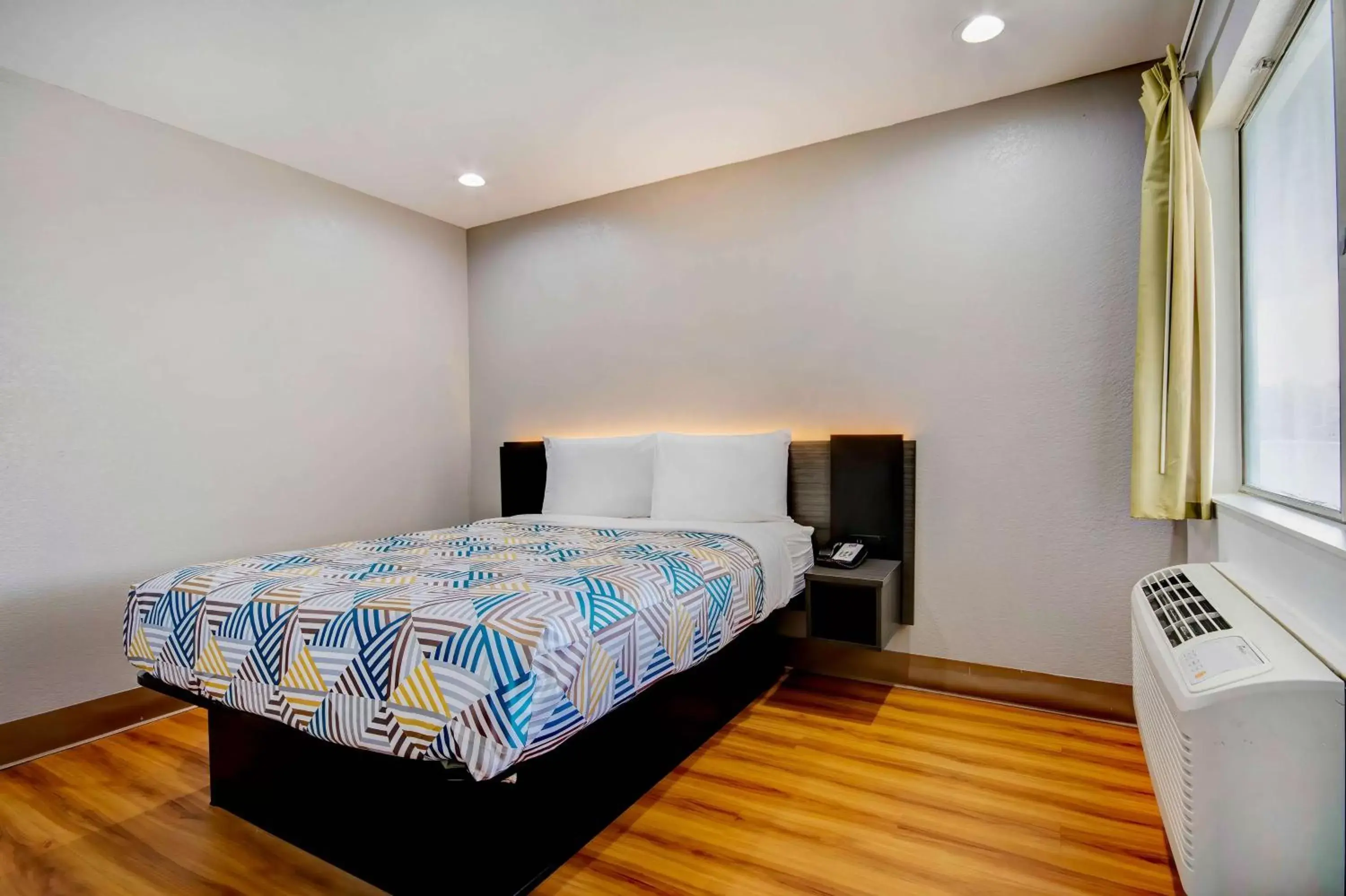 Bedroom, Bed in Motel 6-Port Allen, LA - Baton Rouge
