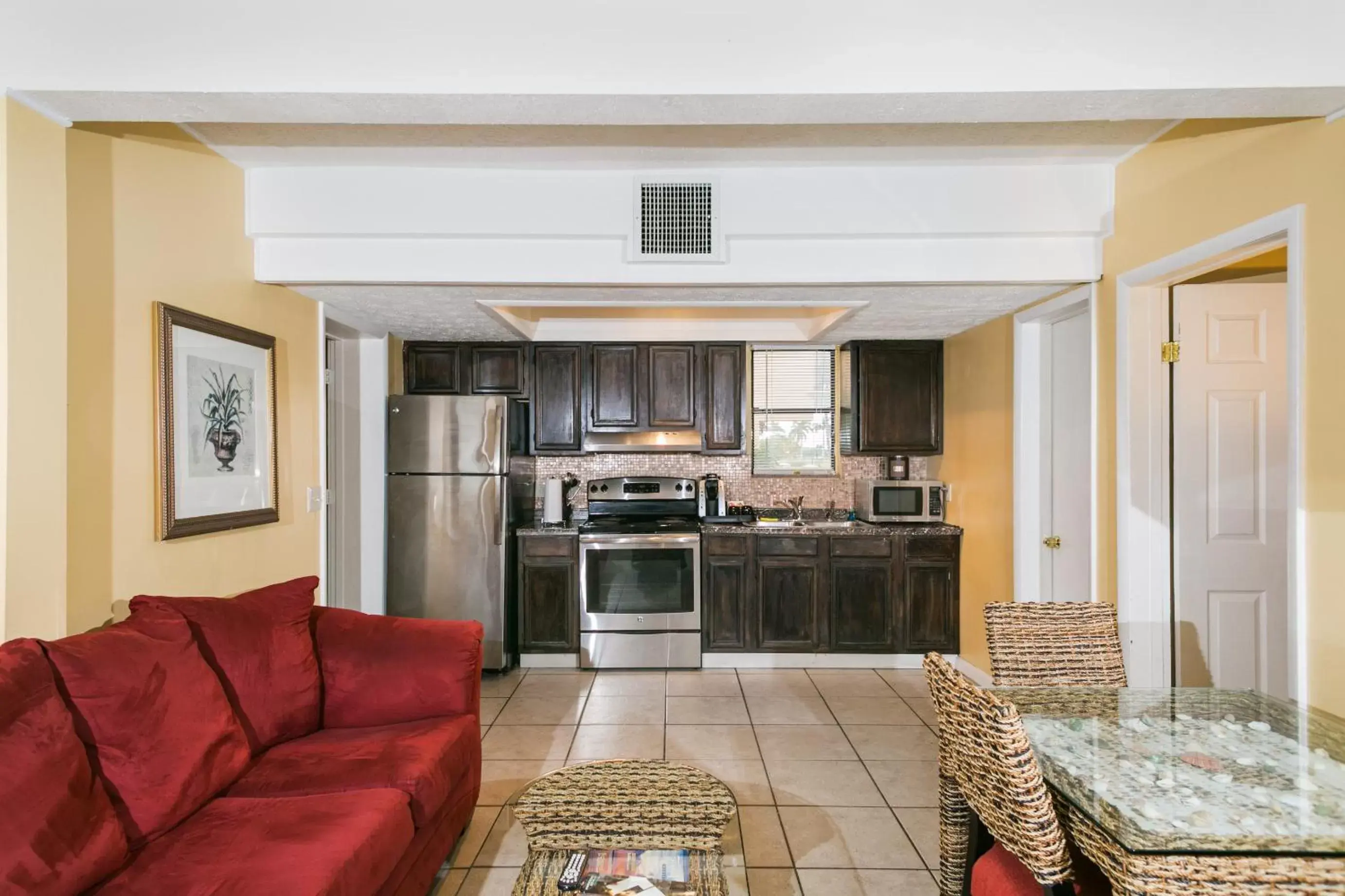 Kitchen or kitchenette, Kitchen/Kitchenette in Royal Inn Beach Hutchinson Island