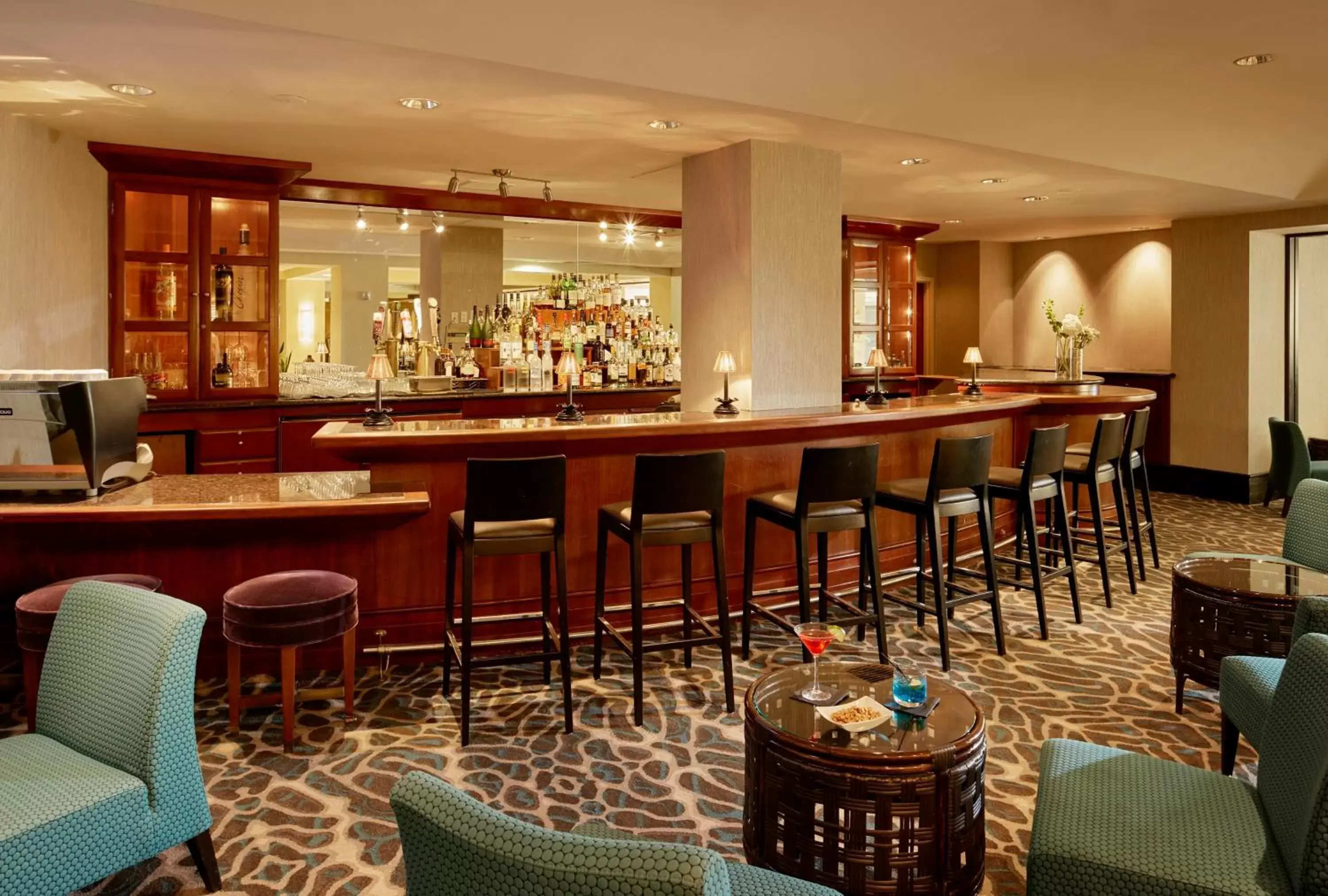 Lounge or bar, Lounge/Bar in Crowne Plaza Cabana Hotel, an IHG Hotel