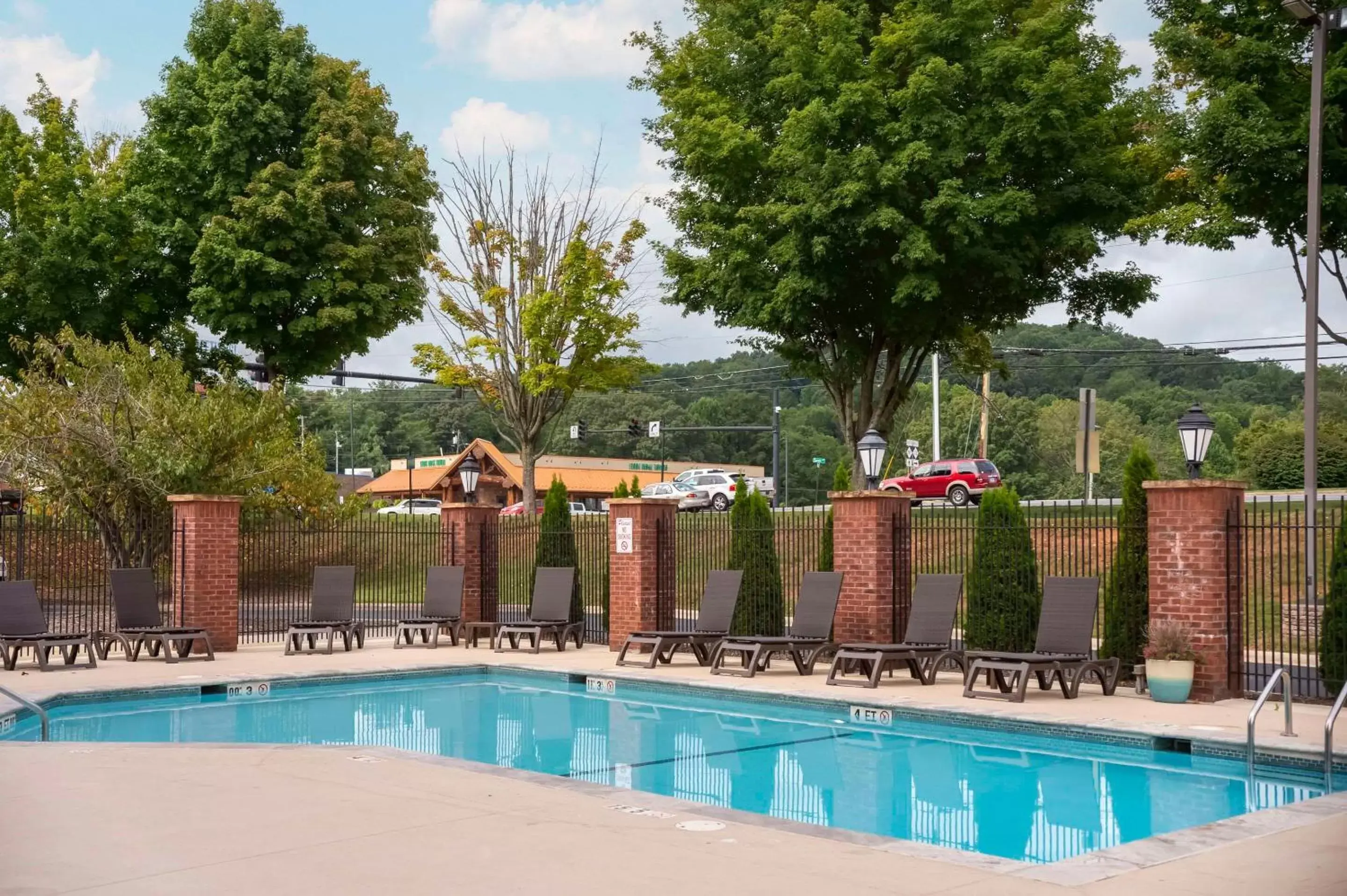Swimming Pool in Comfort Suites Outlet Center