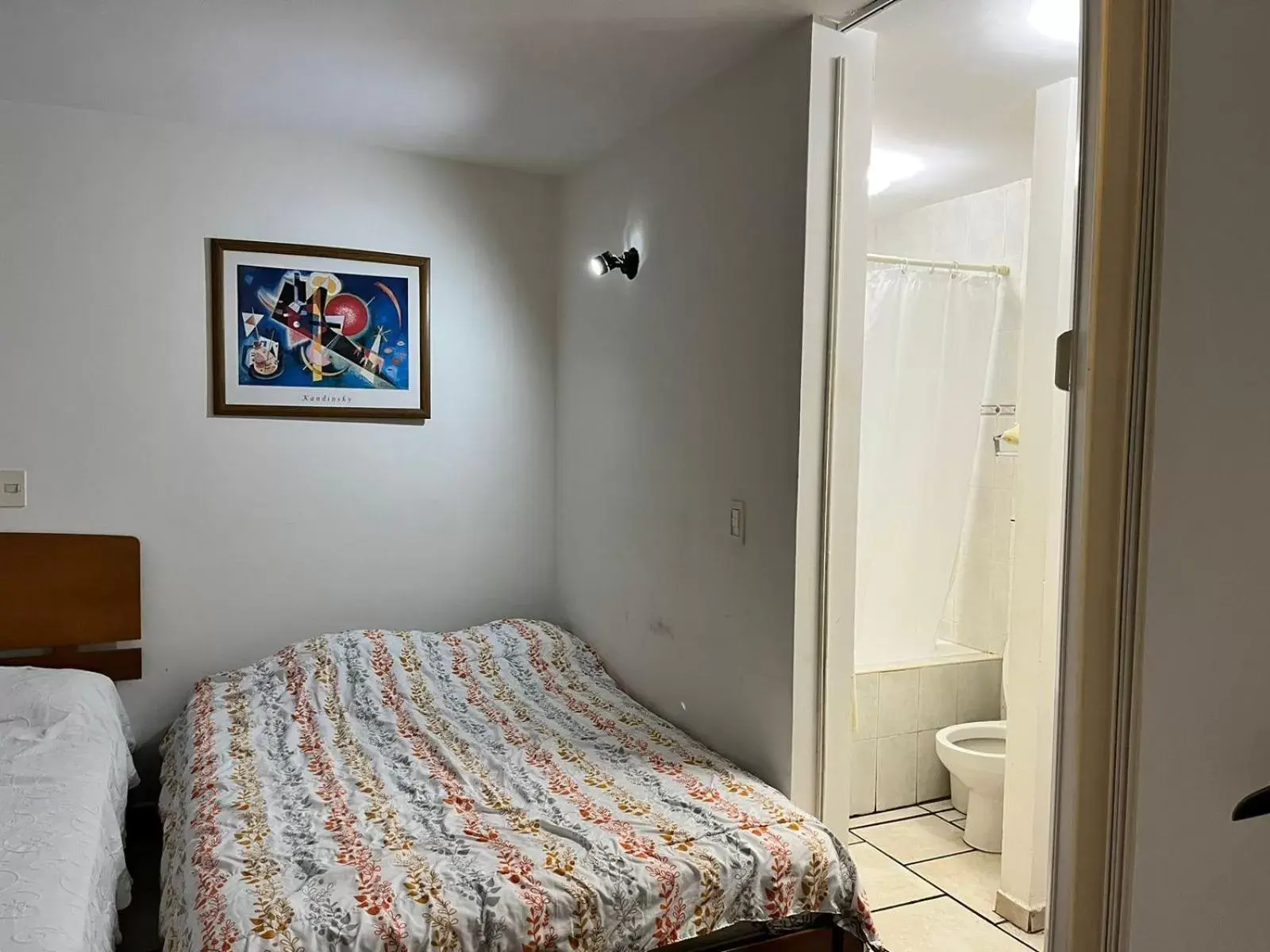 Bathroom, Bed in Confort Ejecutivo Suites Lindavista
