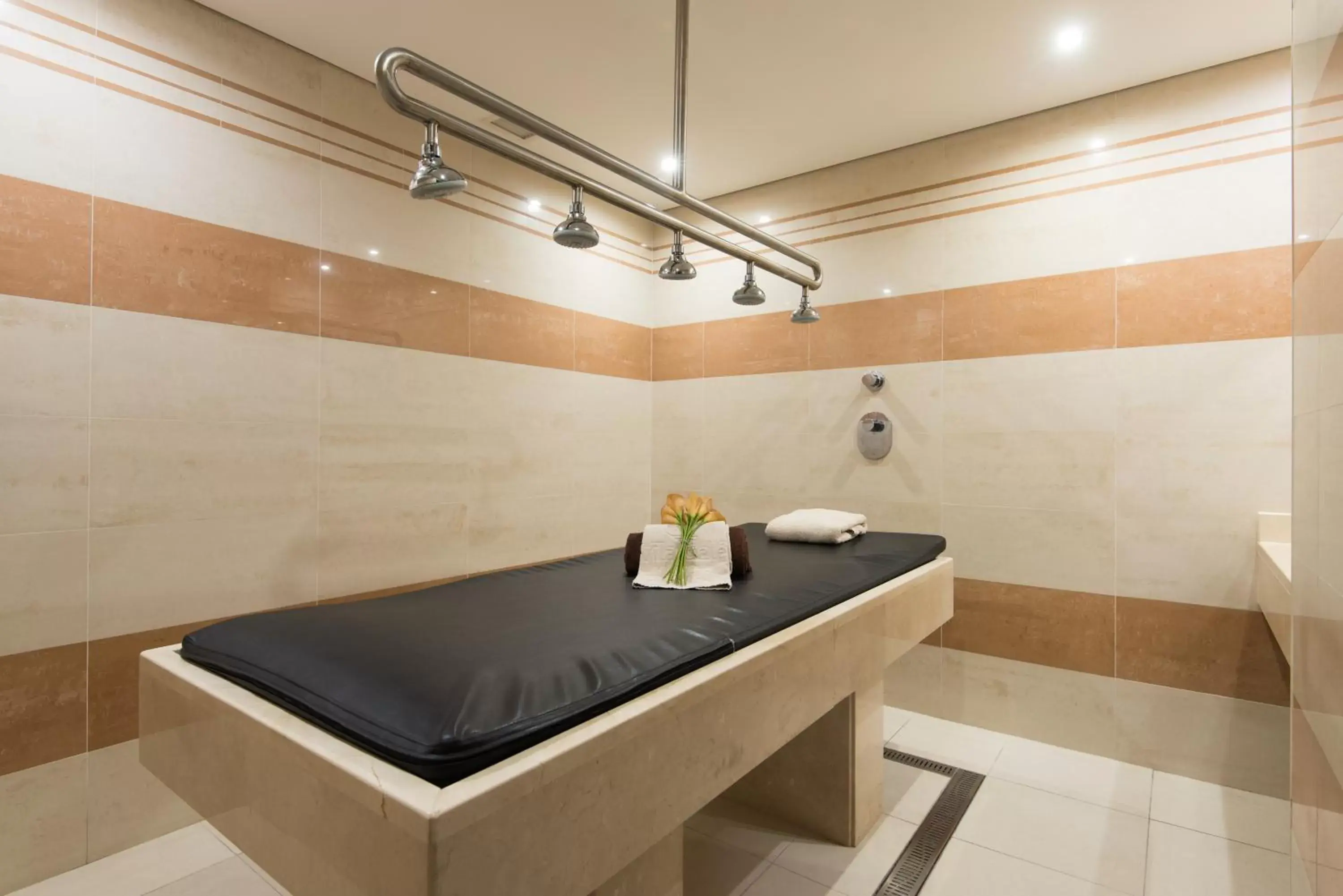 Spa and wellness centre/facilities, Bathroom in Vila Gale Collection Palácio dos Arcos