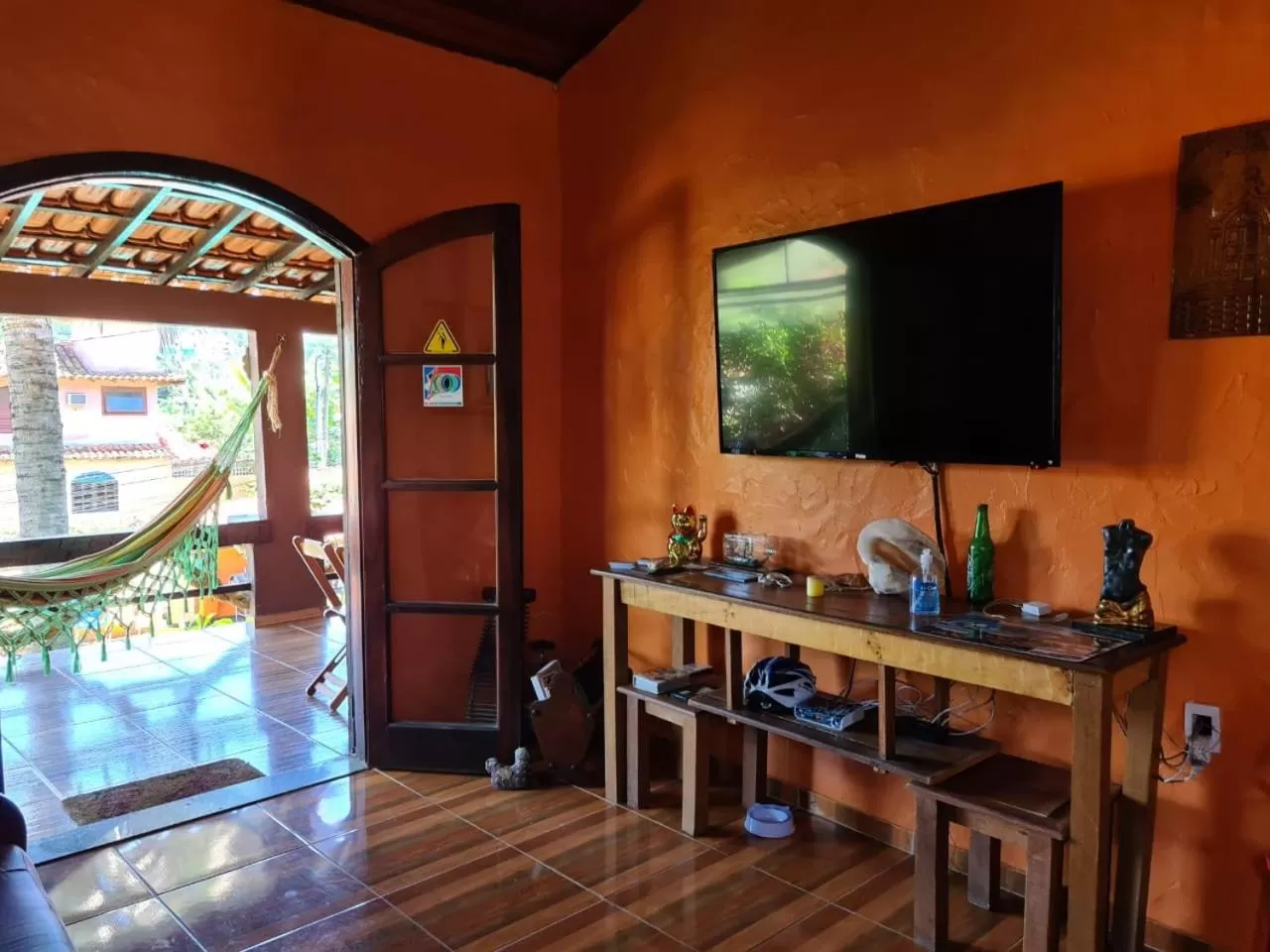 Communal lounge/ TV room in Suítes Casa do Barão