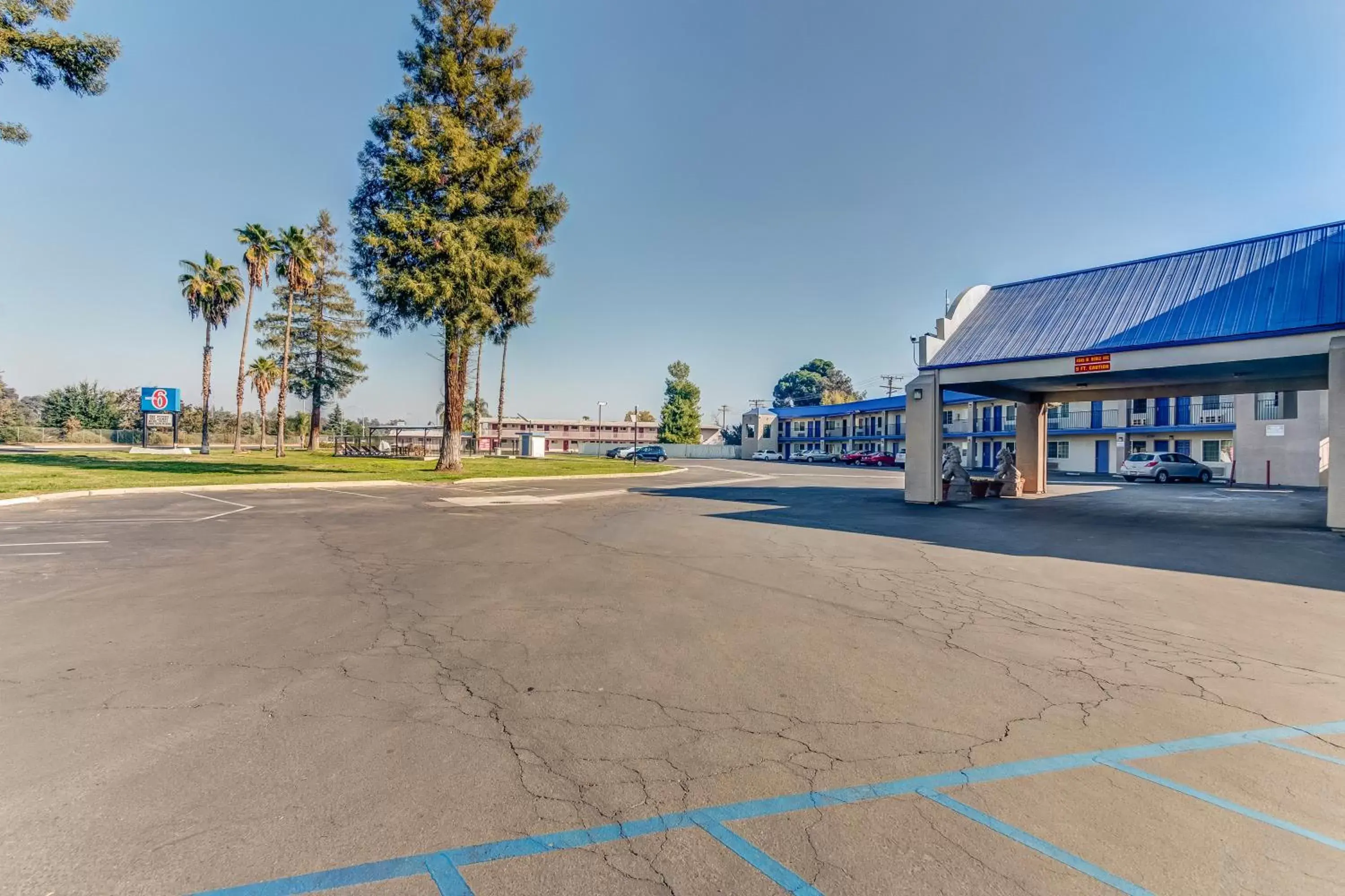 Facade/entrance, Property Building in Motel 6-Visalia, CA