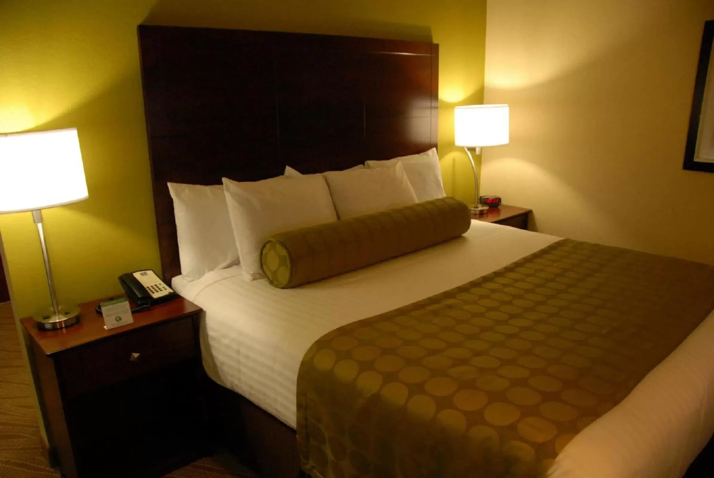 Bed in Cobblestone Inn & Suites - Marquette