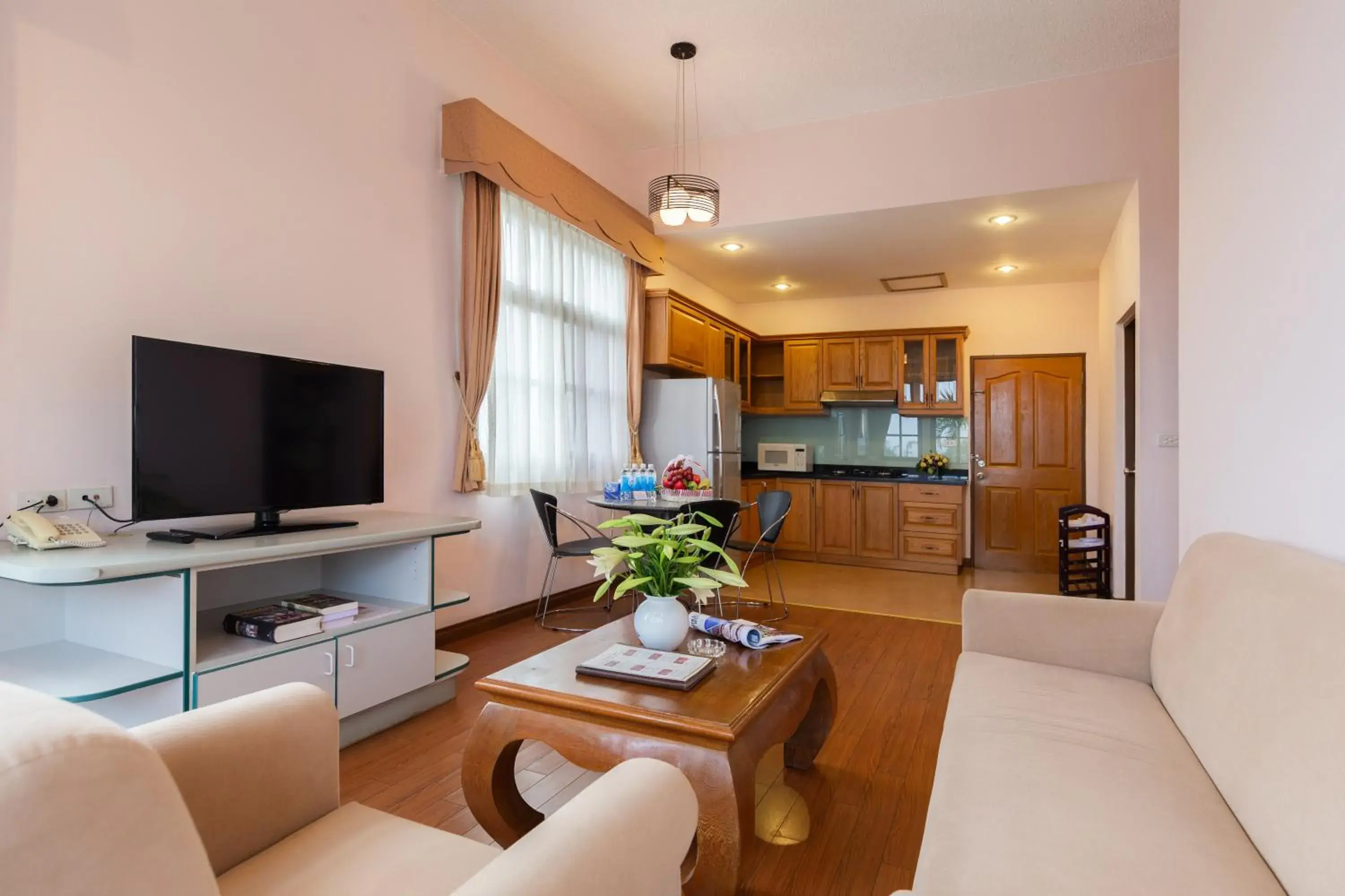 Kitchen or kitchenette, Seating Area in Oriental Palace