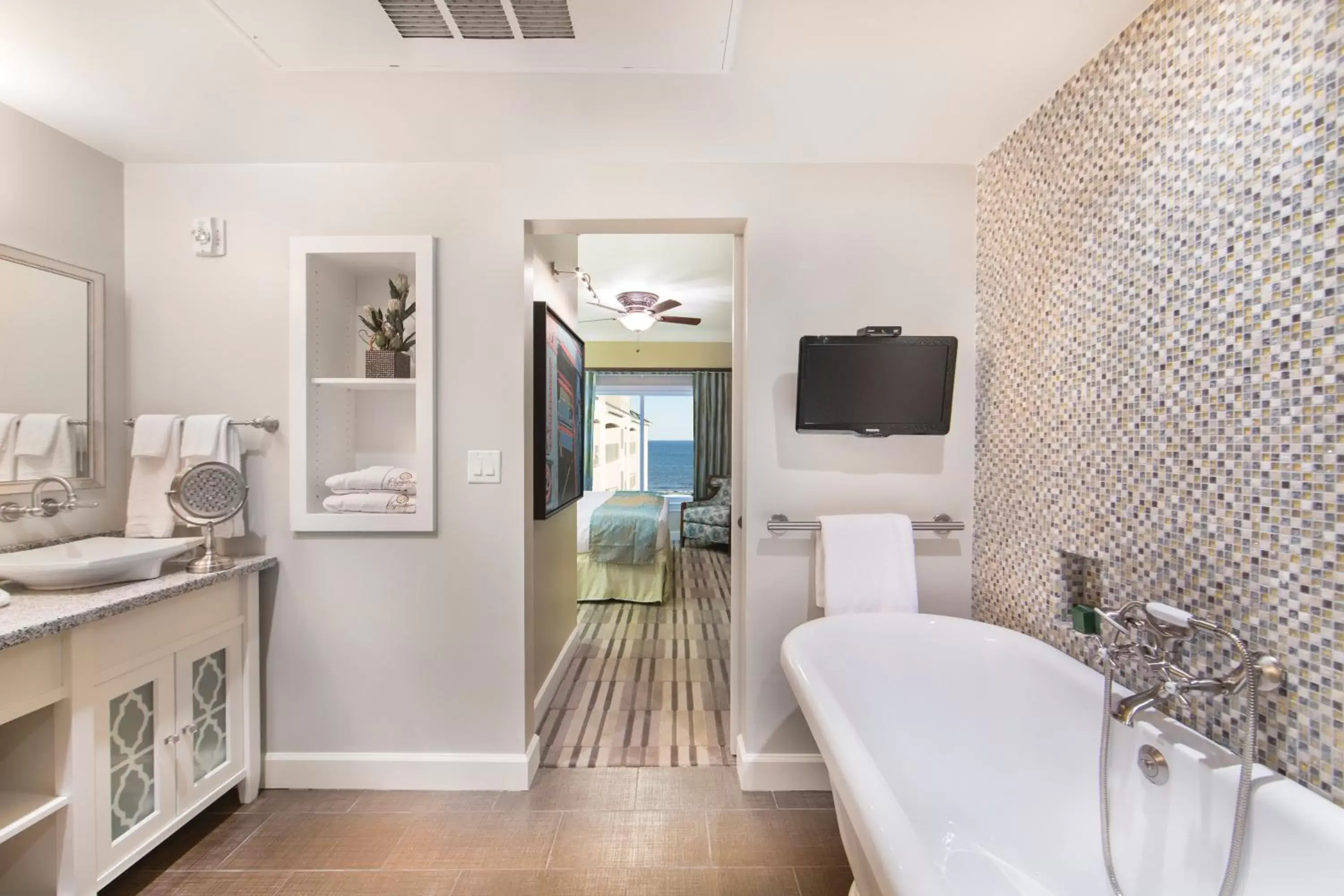 Bathroom, Seating Area in Holiday Inn Club Vacations Galveston Beach Resort, an IHG Hotel