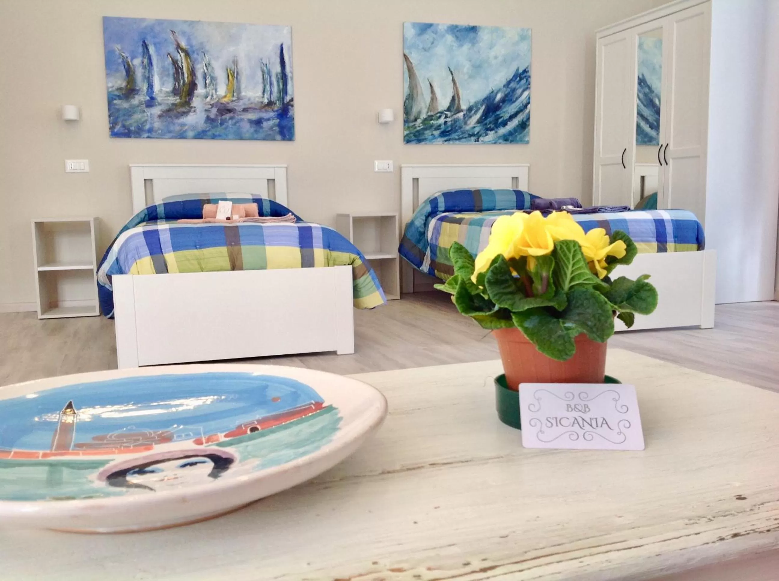 Photo of the whole room in Sicania