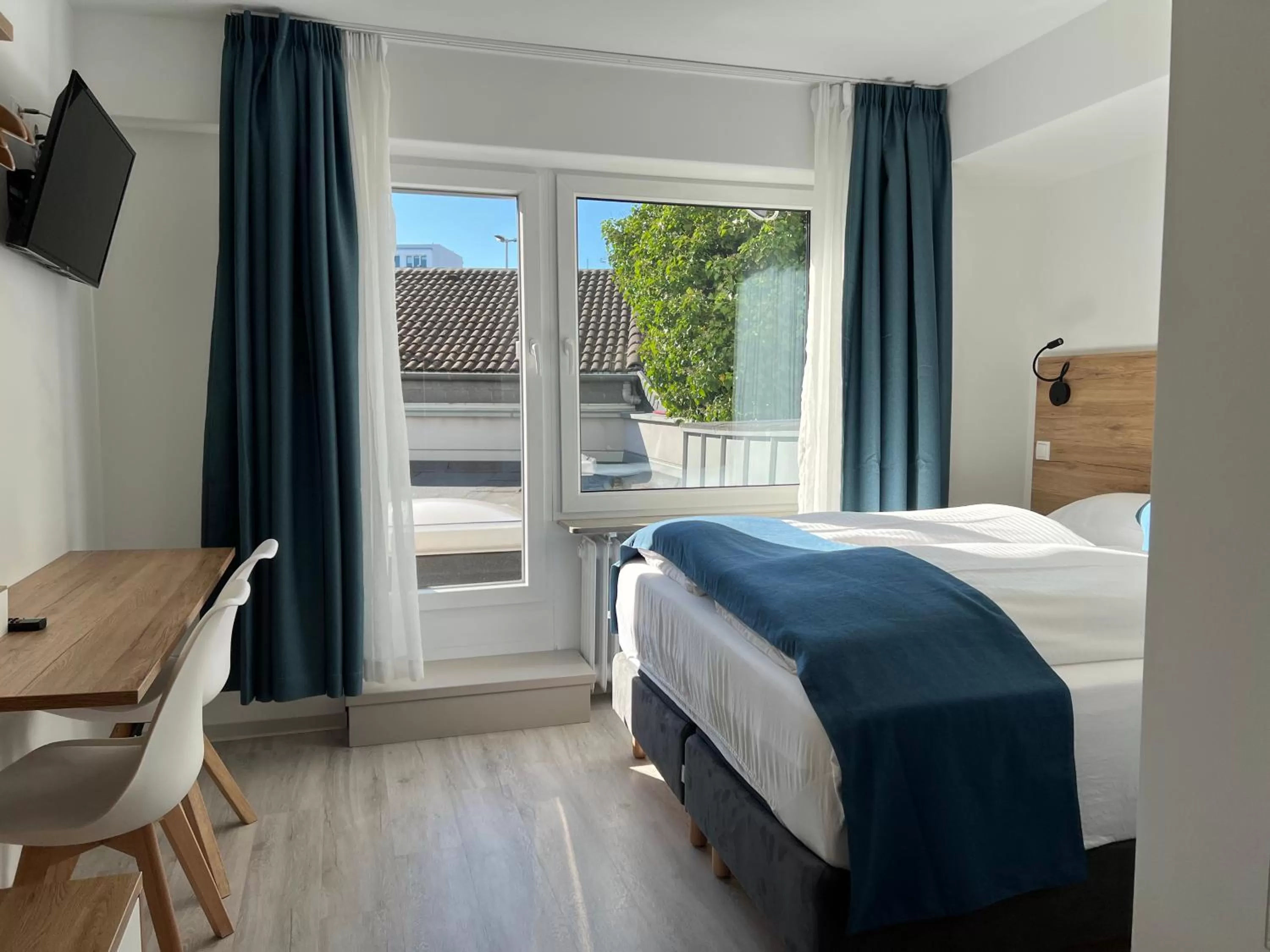 Balcony/Terrace, Bed in Hotel 83