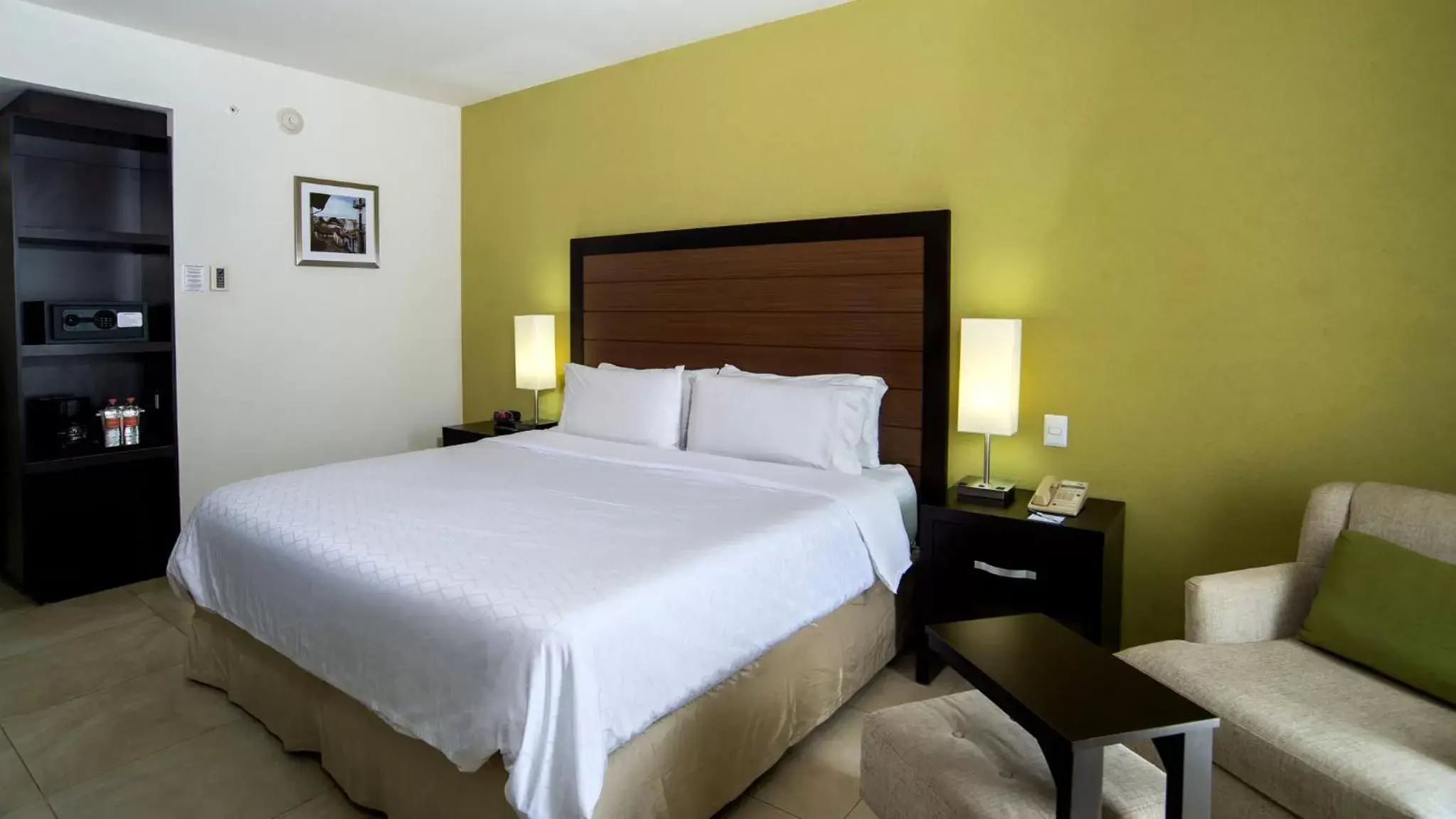 Photo of the whole room, Bed in Holiday Inn Express Xalapa