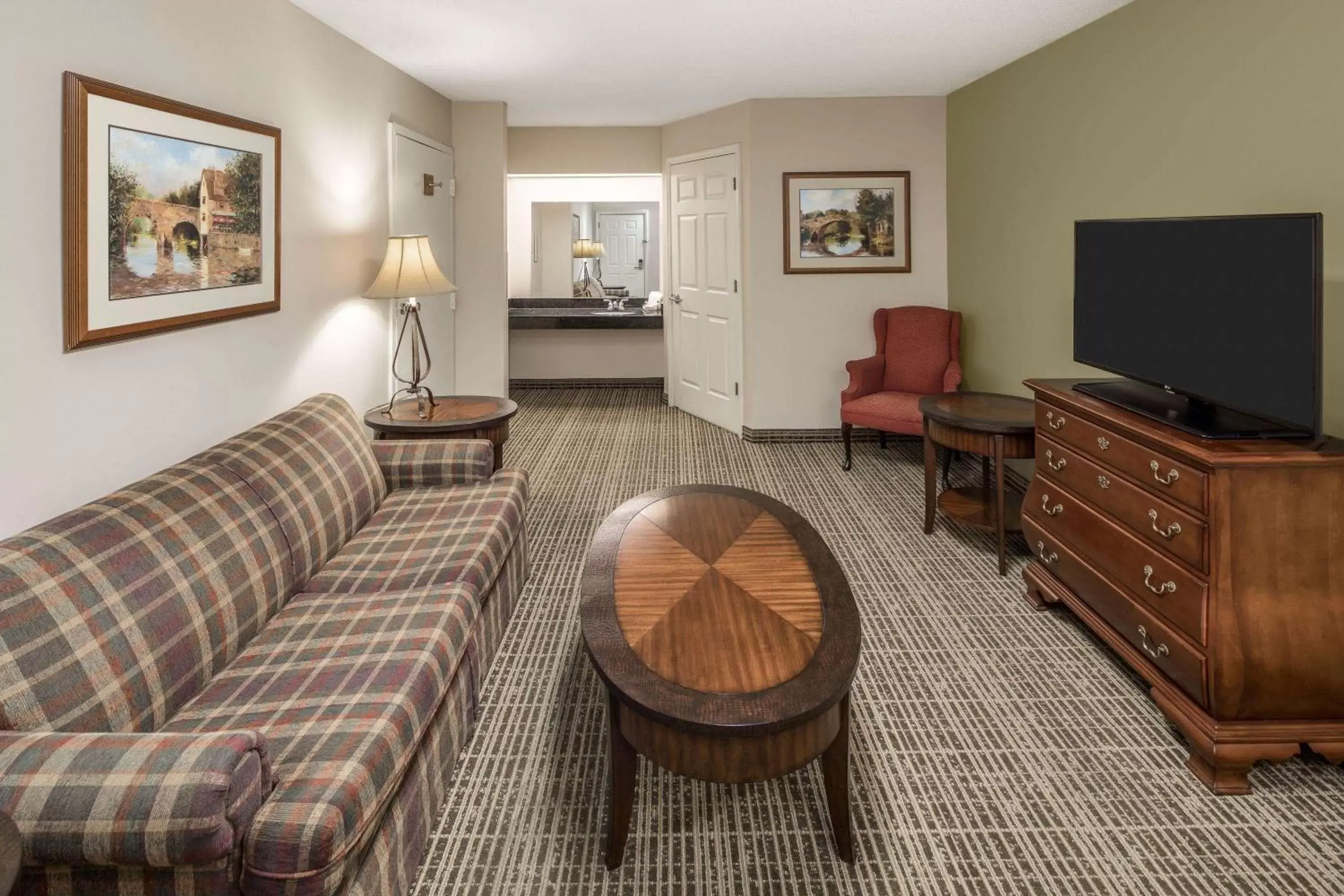 Photo of the whole room, Seating Area in Baymont by Wyndham Cleveland