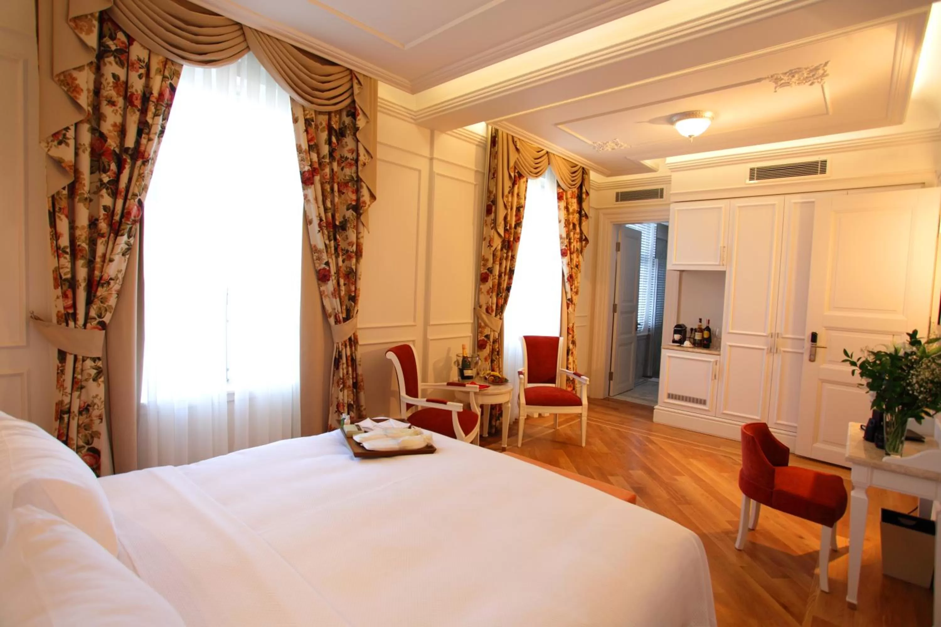 Photo of the whole room, Bed in Corinne Art & Boutique Hotel