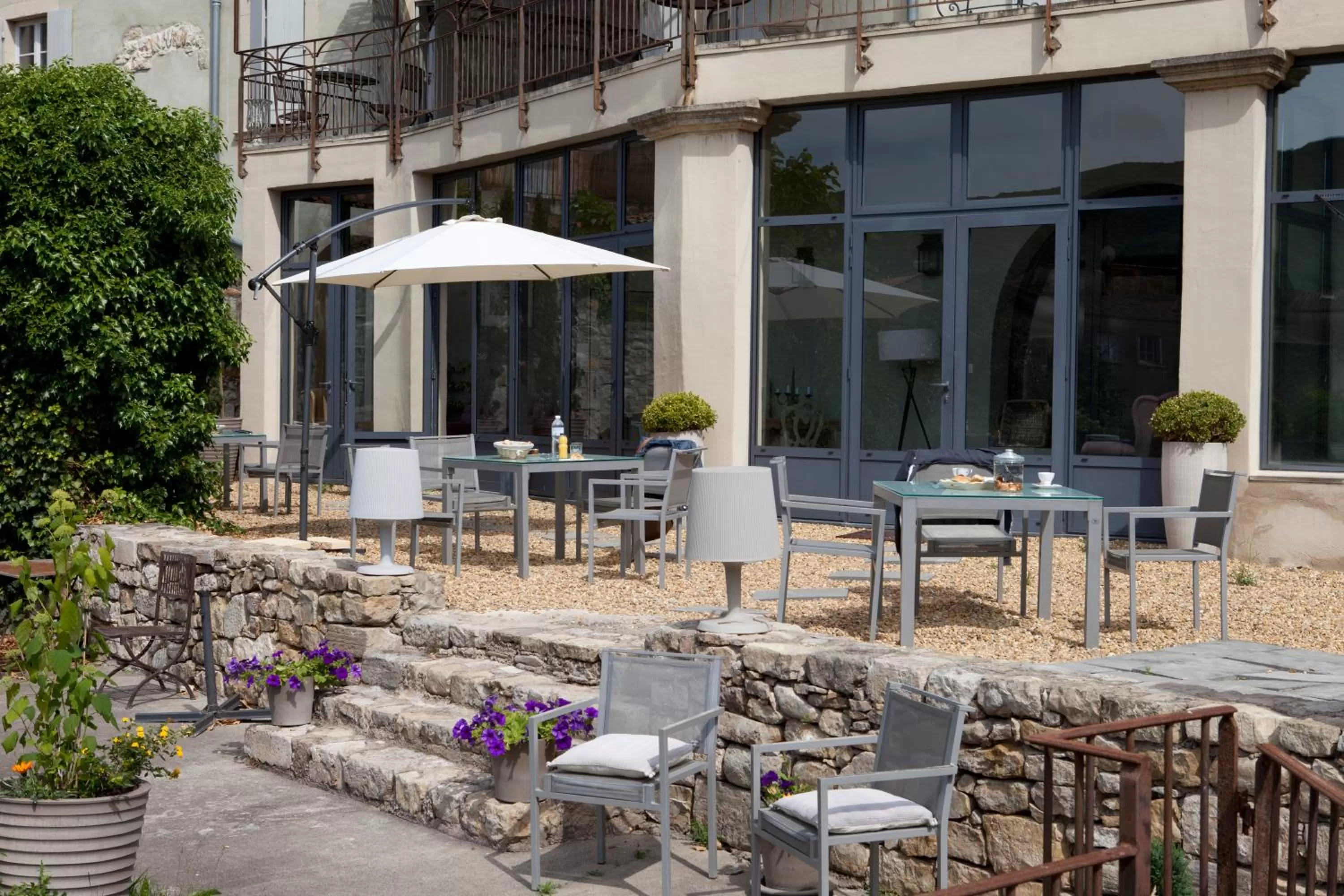 Patio in Le Couvent d'Hérépian - Hôtel & Spa