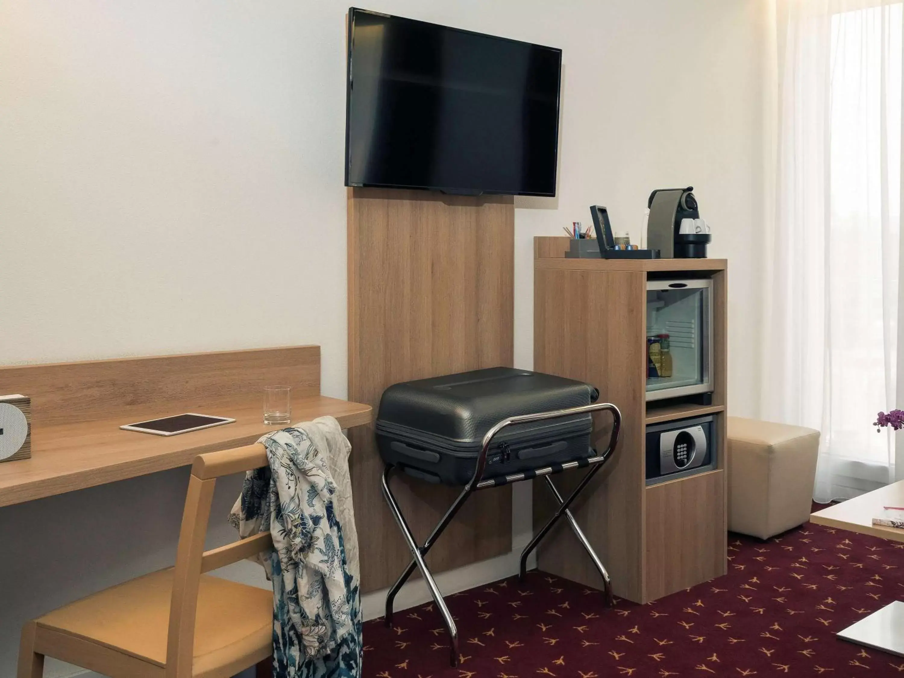 Photo of the whole room, TV/Entertainment Center in Mercure Abbeville Centre – Porte de La Baie de Somme