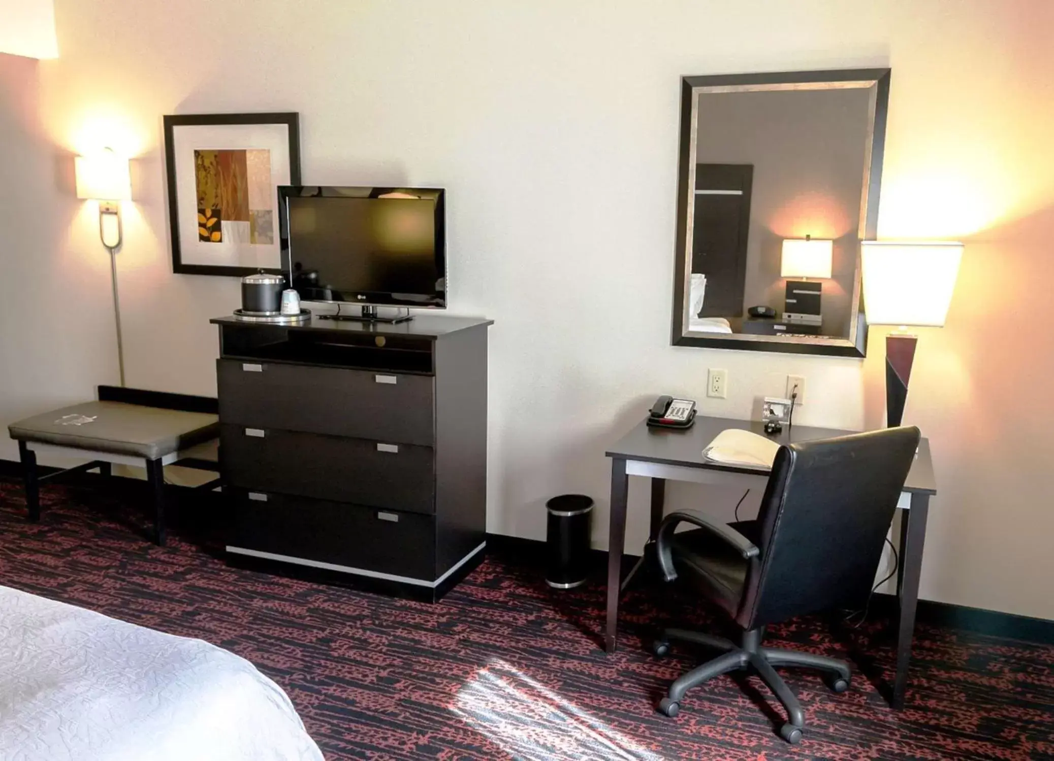 Bed, TV/Entertainment Center in Hampton Inn & Suites Tulsa/Tulsa Hills