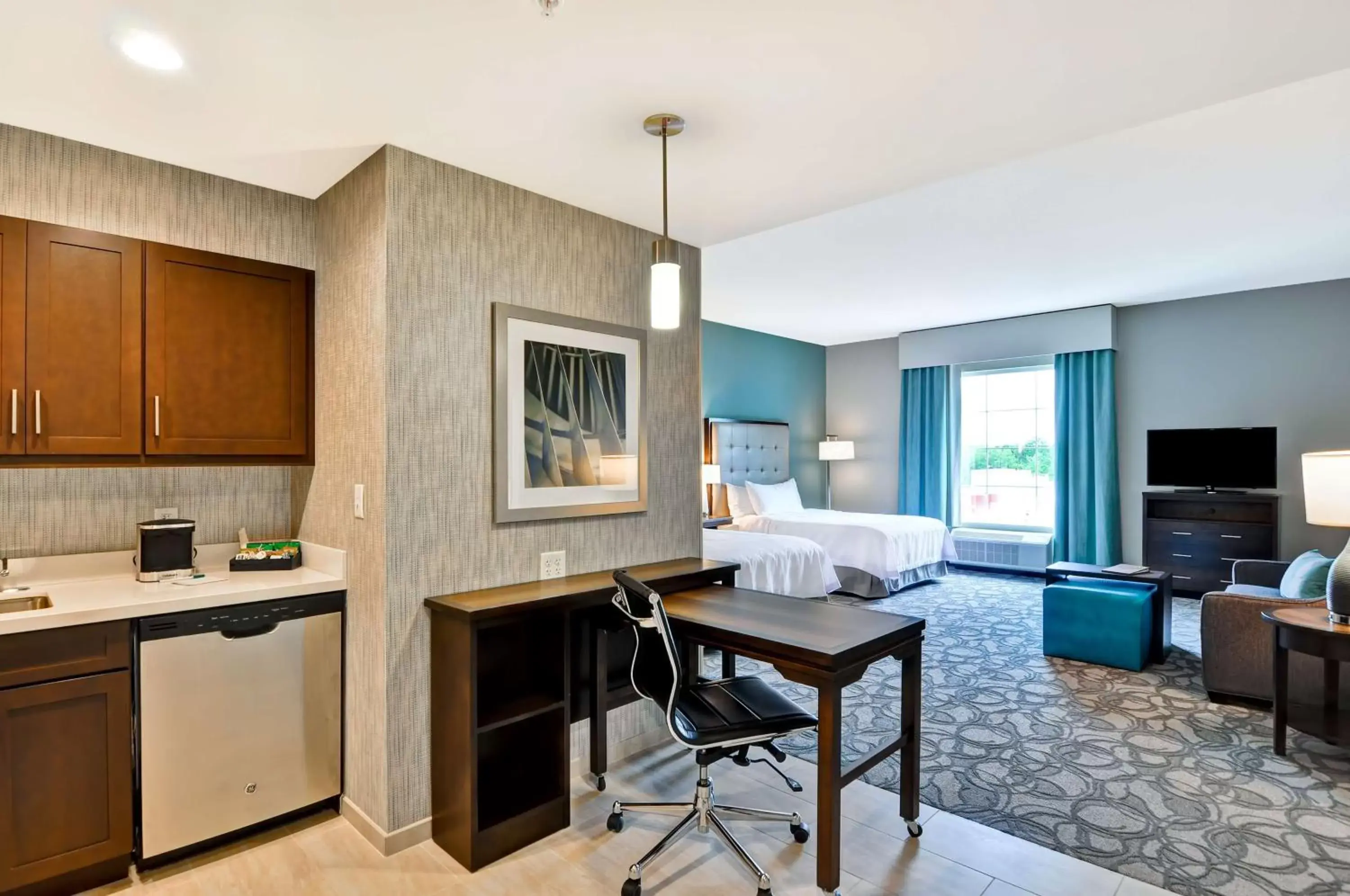 Bed, Kitchen/Kitchenette in Homewood Suites By Hilton Schenectady