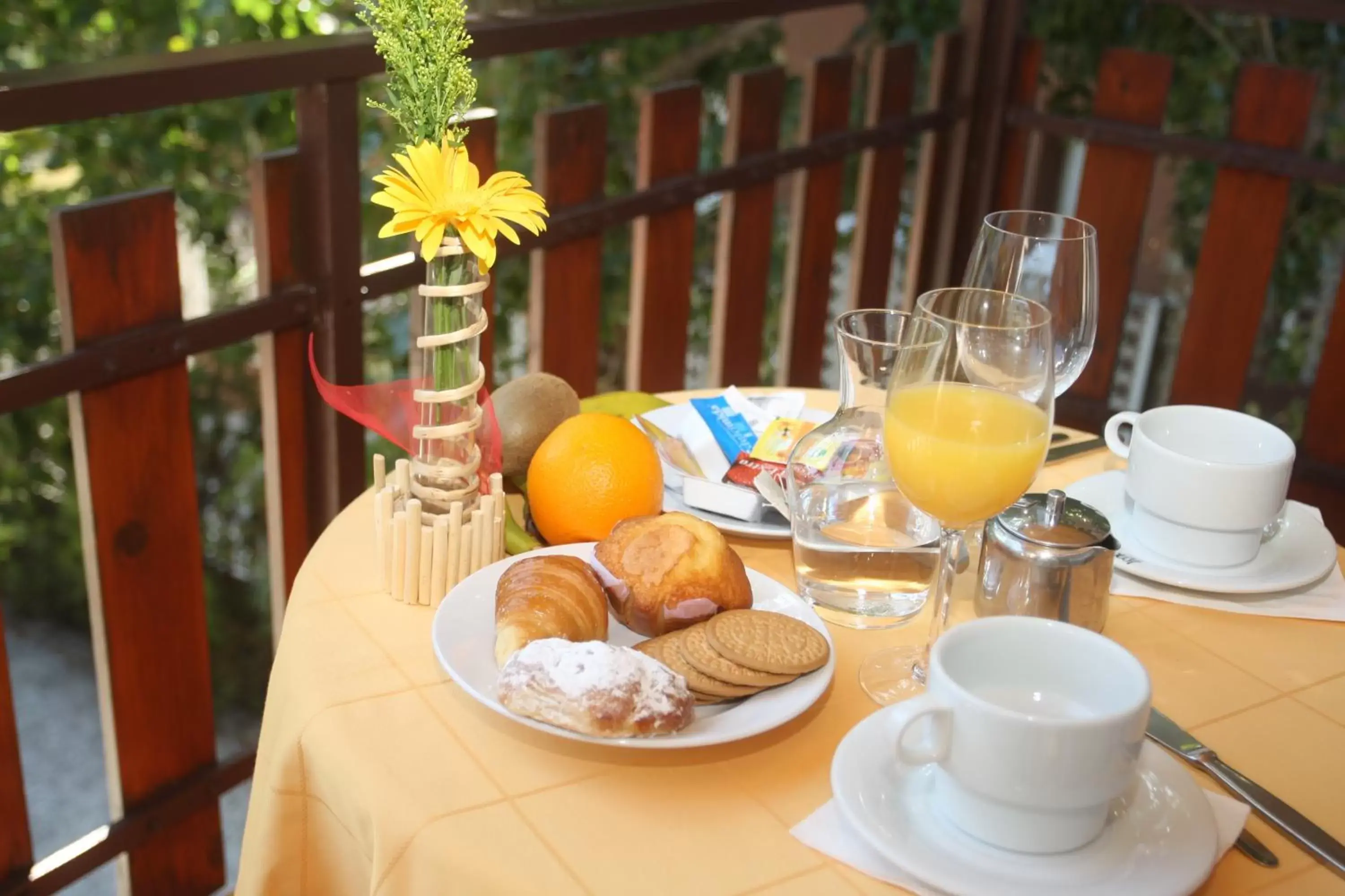 Balcony/Terrace, Breakfast in Hotel Sol-Park