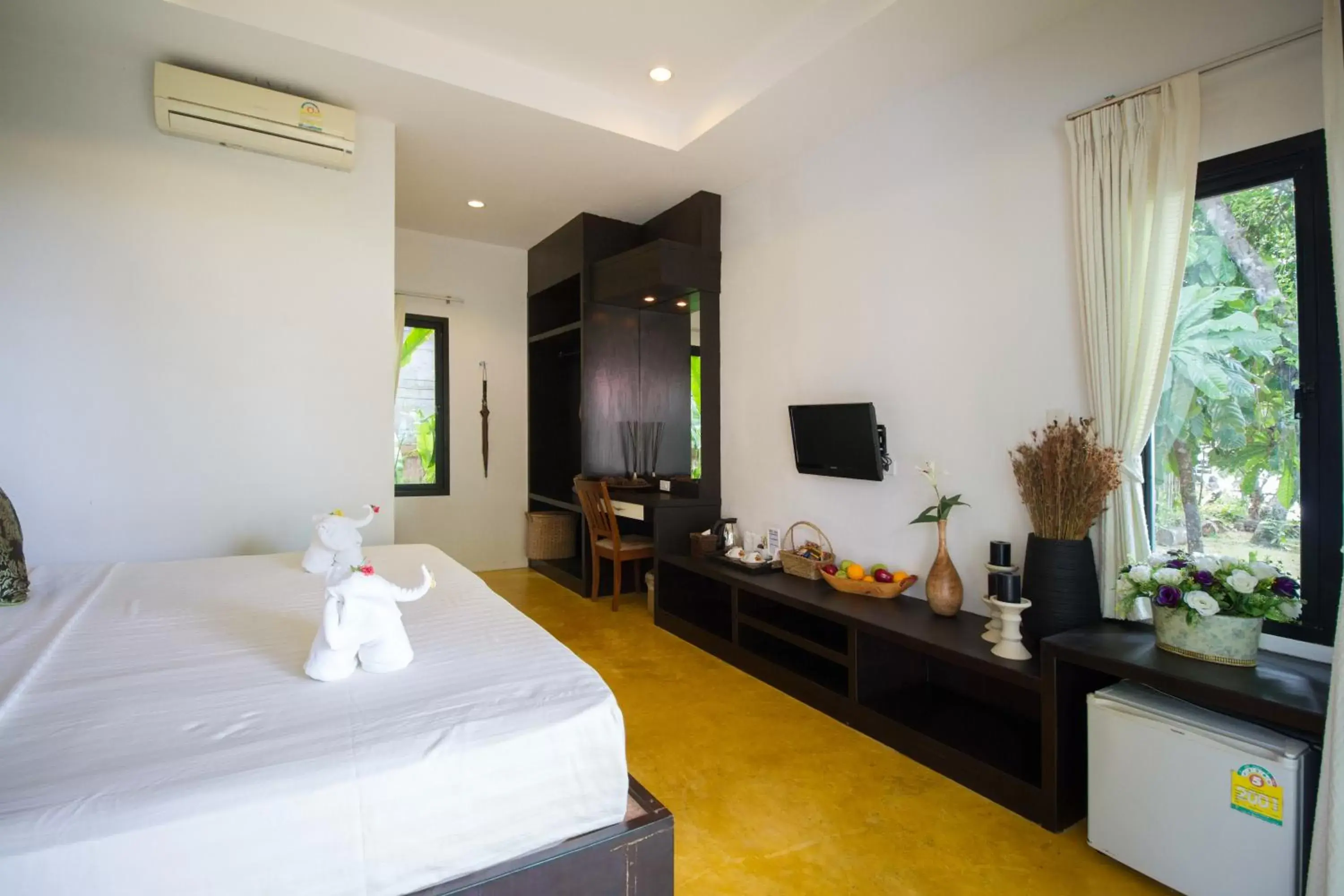 Bed, TV/Entertainment Center in Koh Chang Grandview Resort