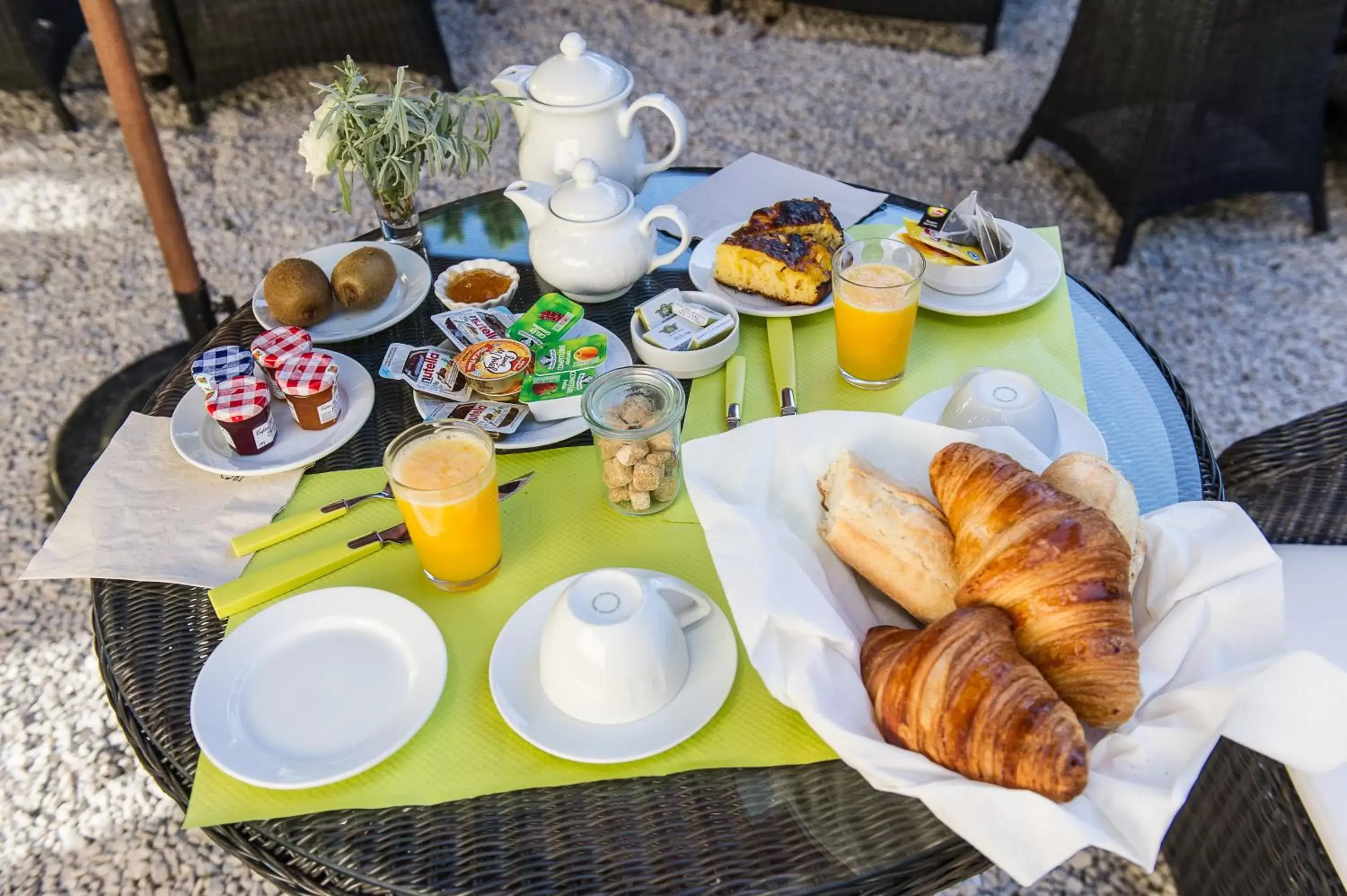 Food and drinks, Breakfast in Idéal Séjour - Hôtel de Charme et Atypique