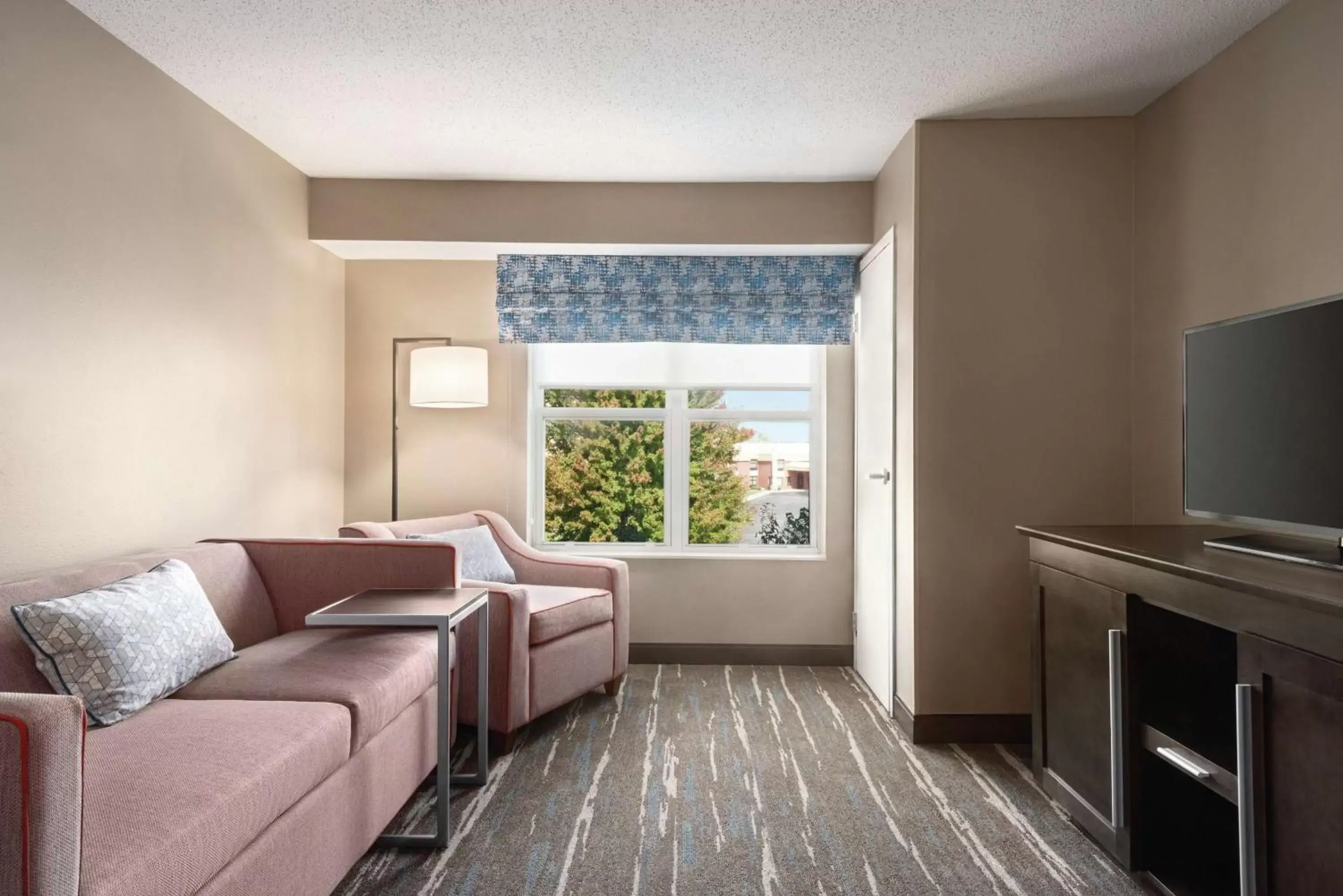 Bed, Seating Area in Hampton Inn & Suites Fort Wayne-North