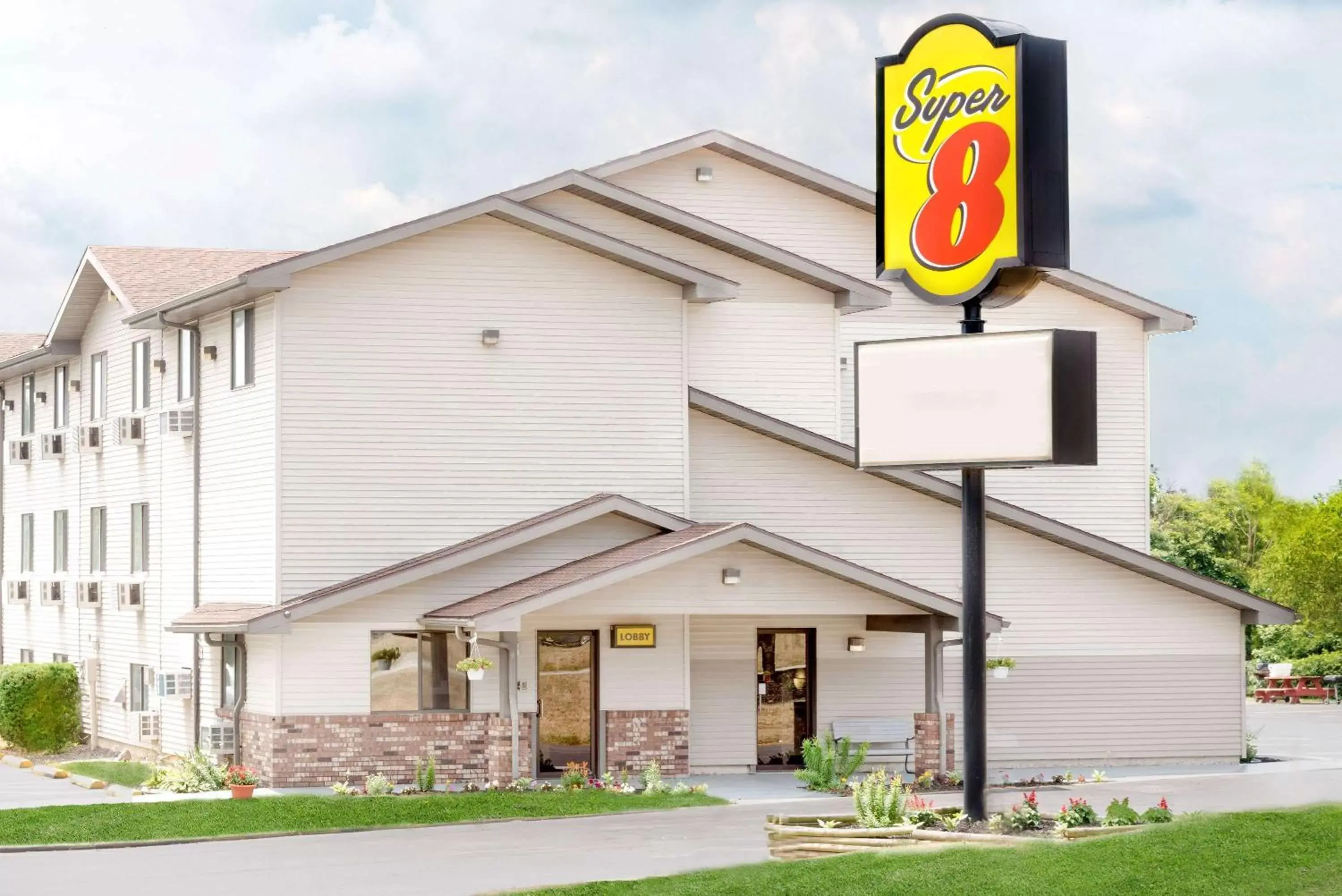 Property Building in Super 8 by Wyndham Kent/Akron Area