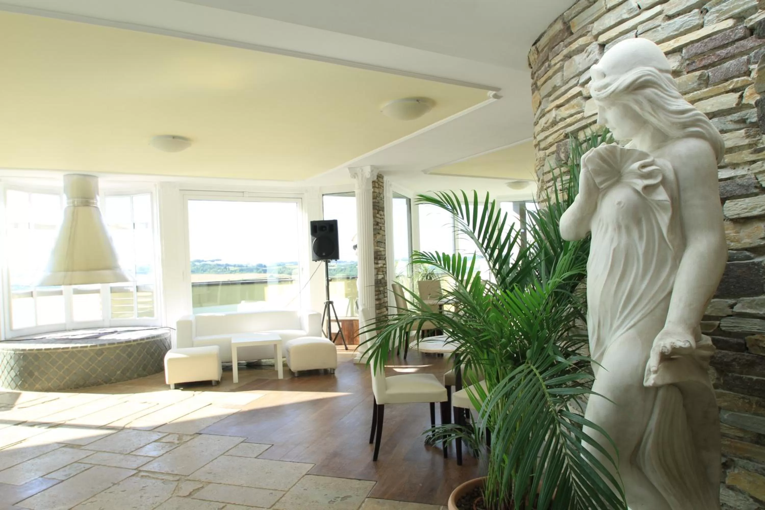 Restaurant/places to eat in Grand Hotel Colony