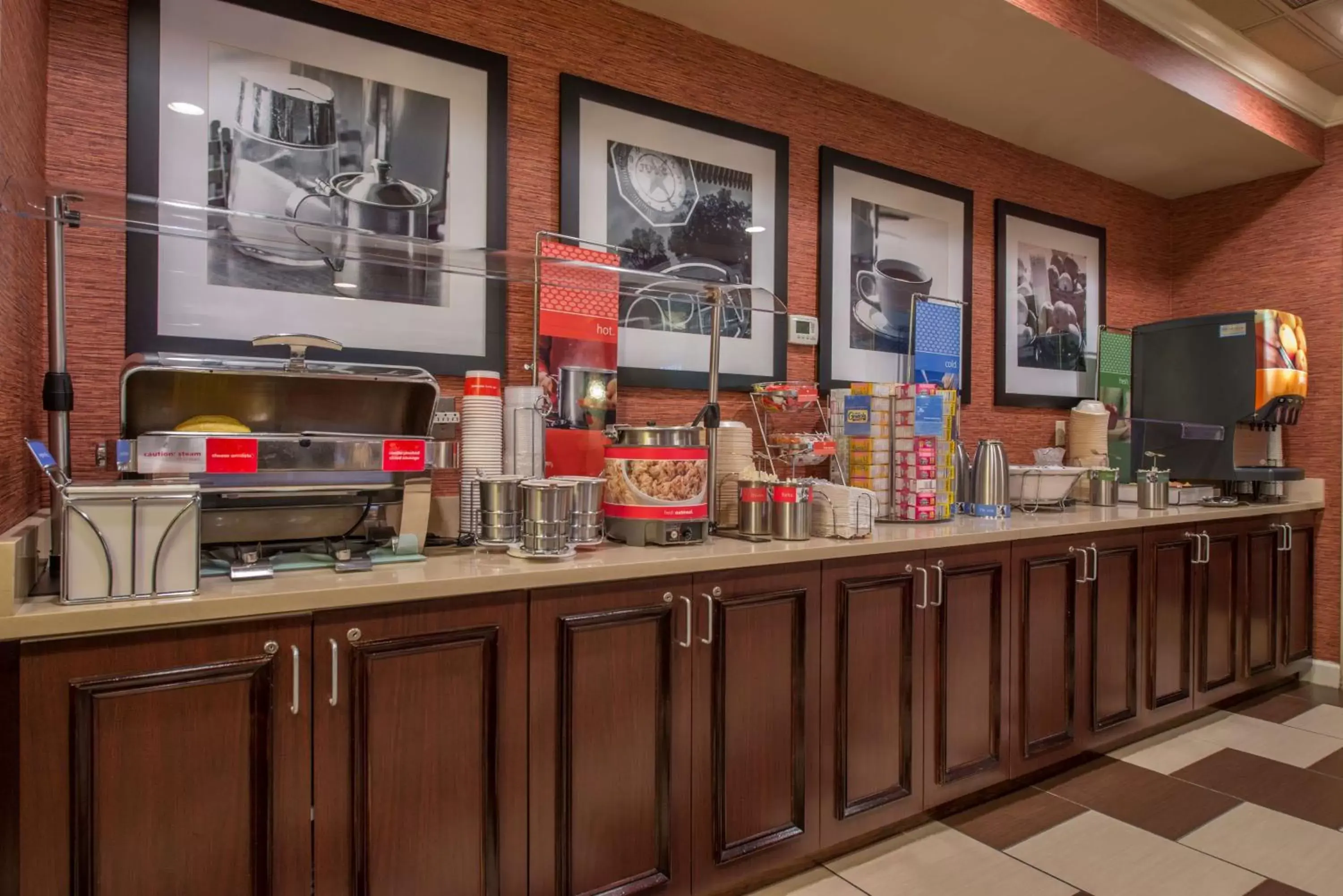 Dining area in Hampton Inn Atlanta-Peachtree Corners/Norcross