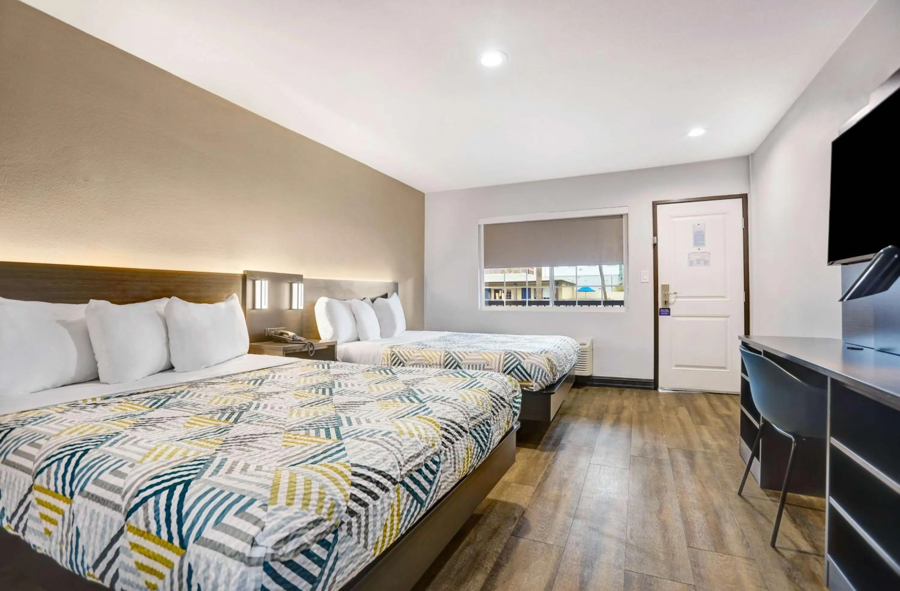 Bedroom, Bed in Motel 6 San Diego, CA Airport Harbor