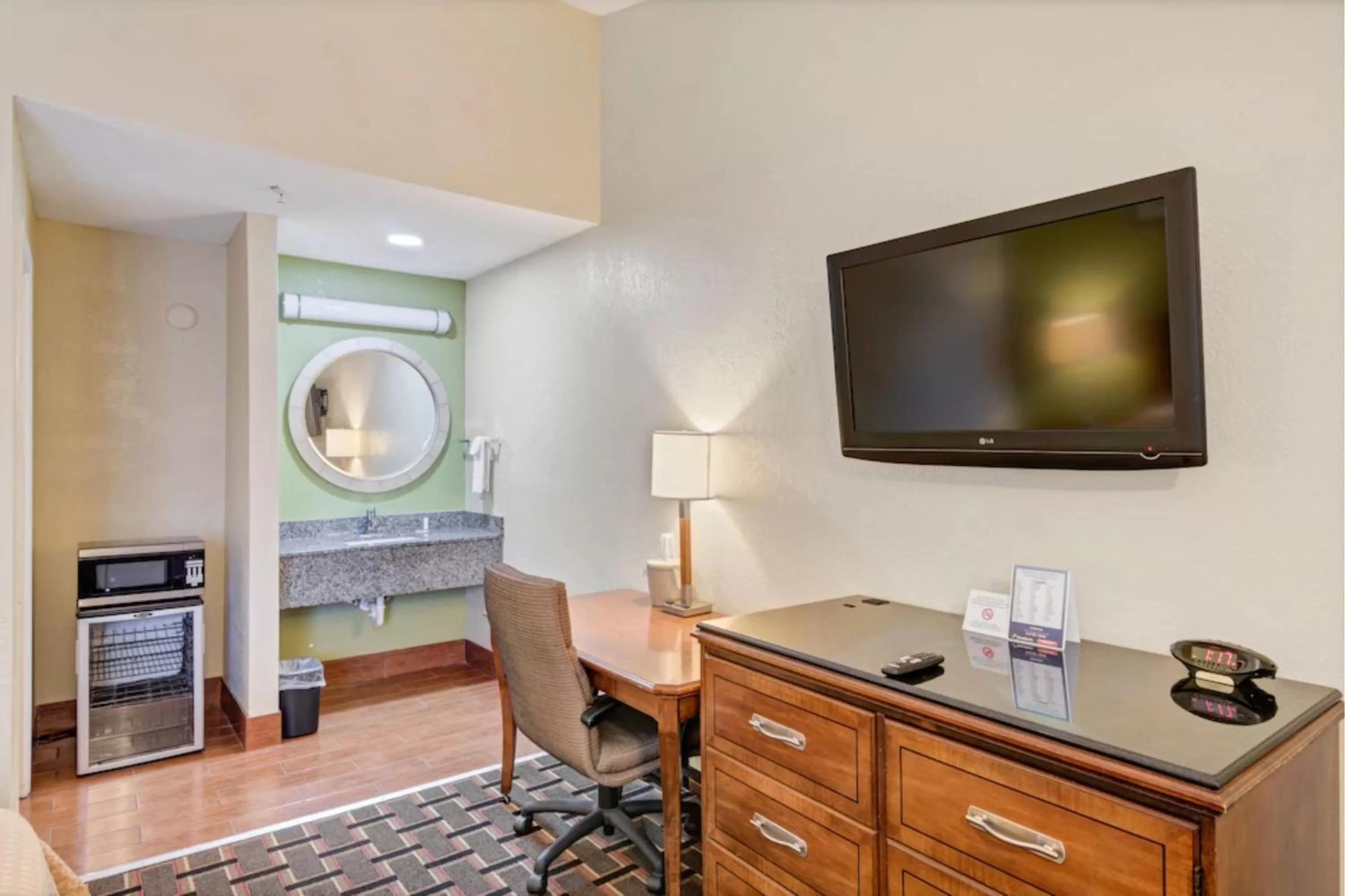 TV and multimedia in Savannah Garden Hotel