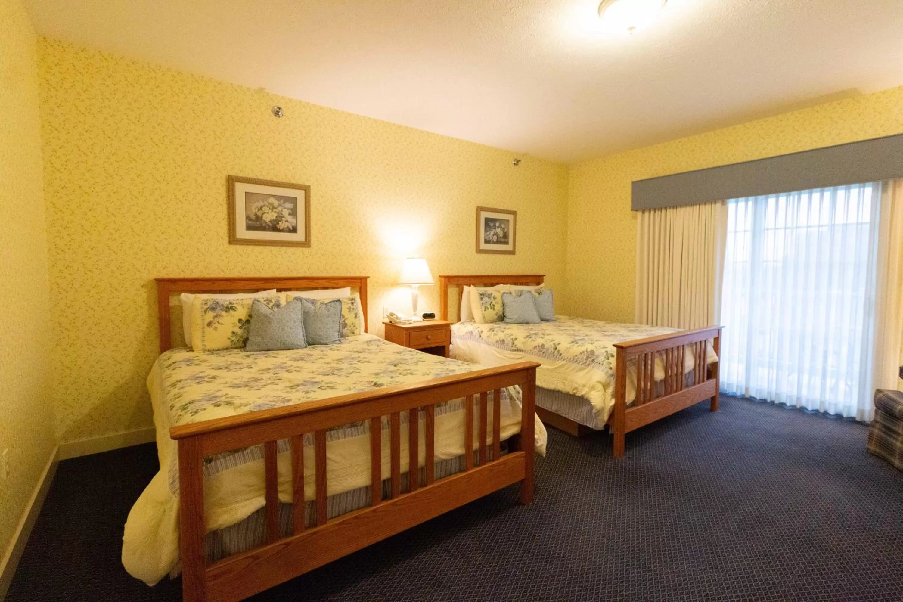 Bed in Essenhaus Inn & Conf. Center