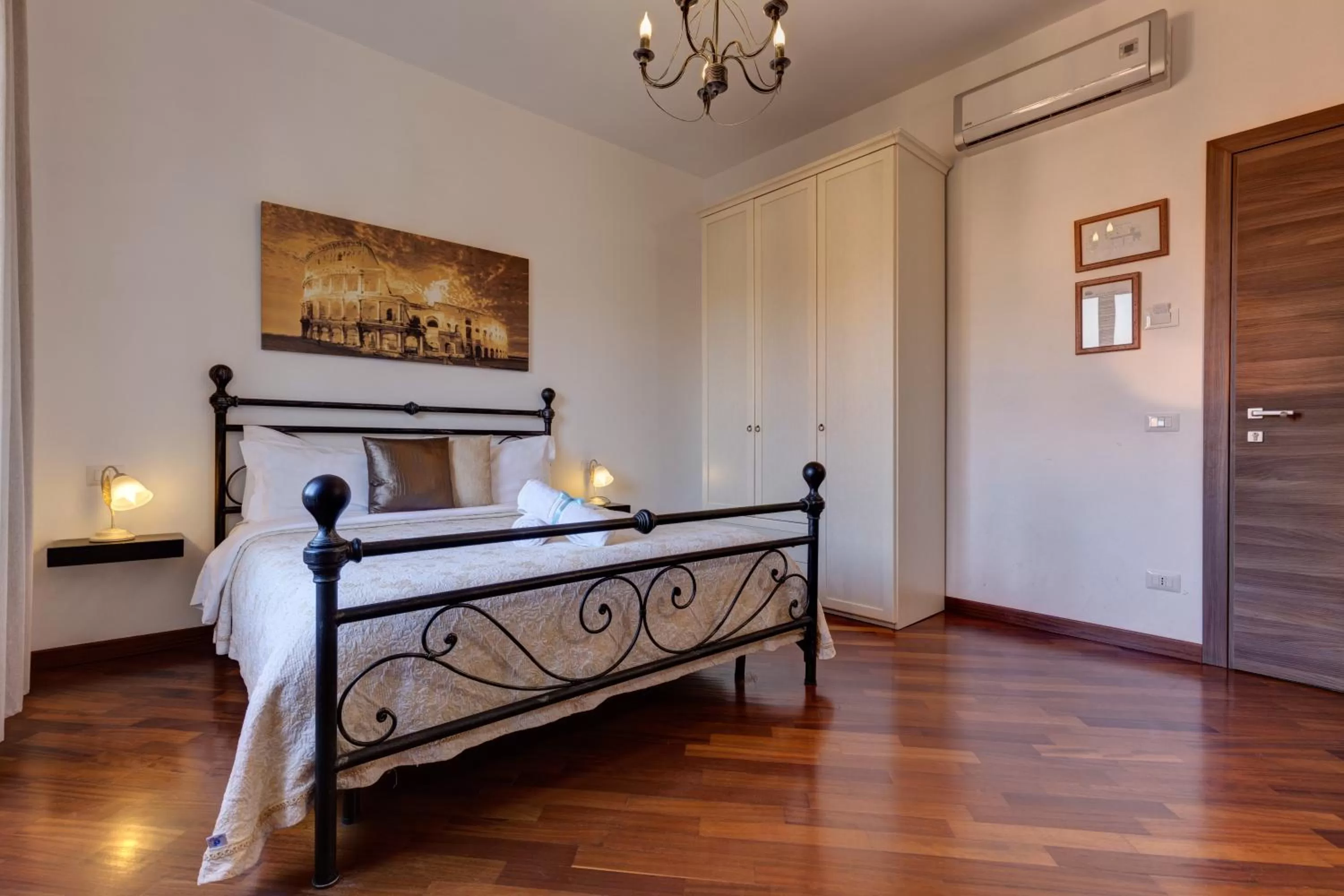 Photo of the whole room, Bed in Little Rhome Suites