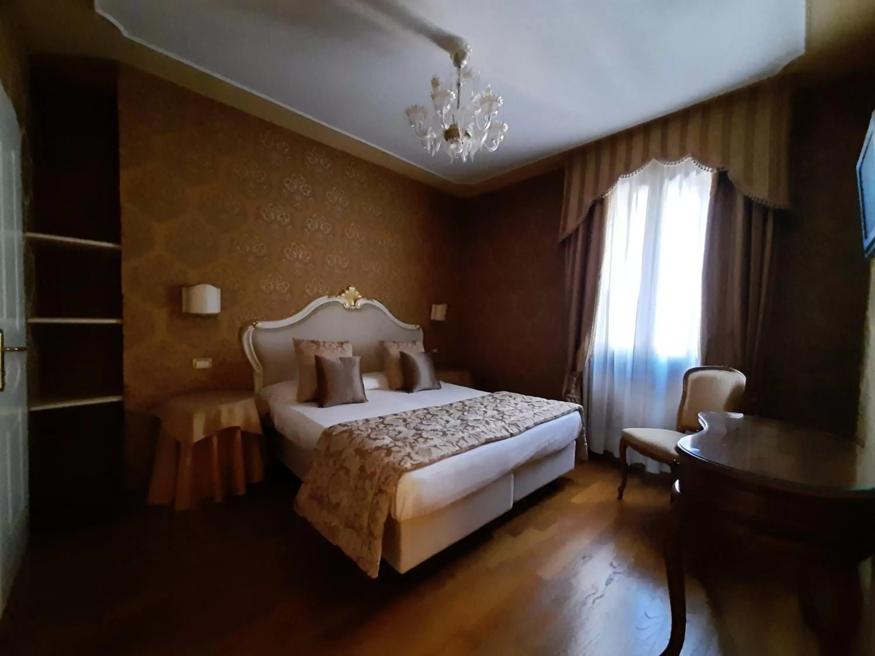 Bed in Murano Palace