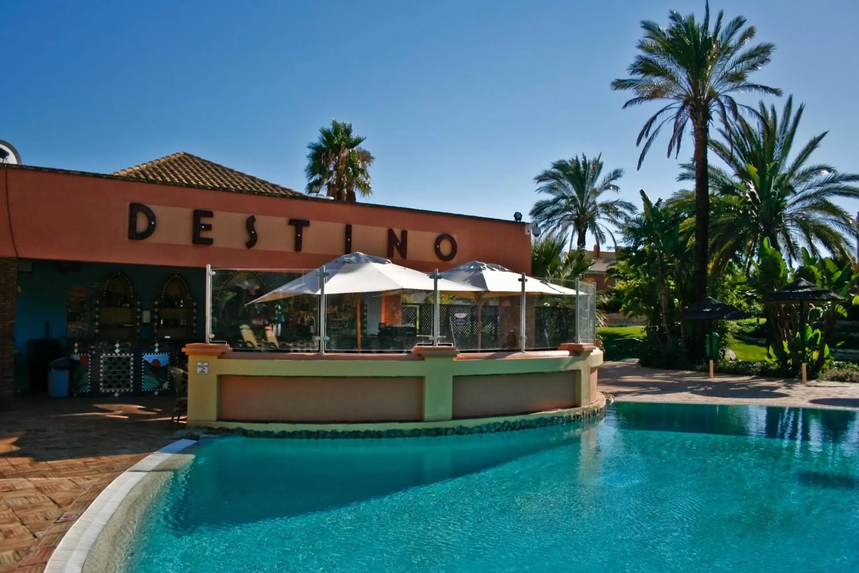 Restaurant/places to eat, Swimming Pool in Jardim da Meia Praia Resort