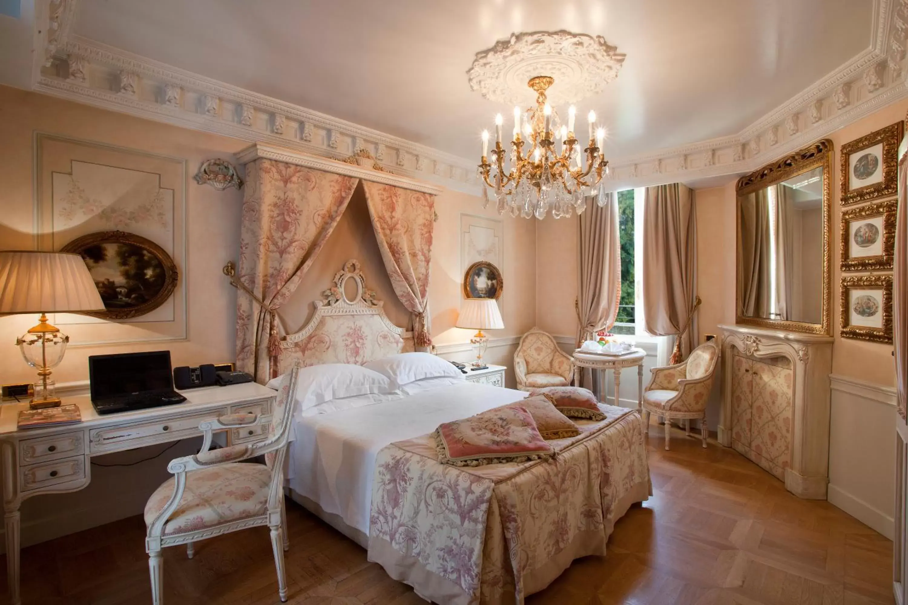 Photo of the whole room in Hotel de la Ville Monza - Small Luxury Hotels of the World