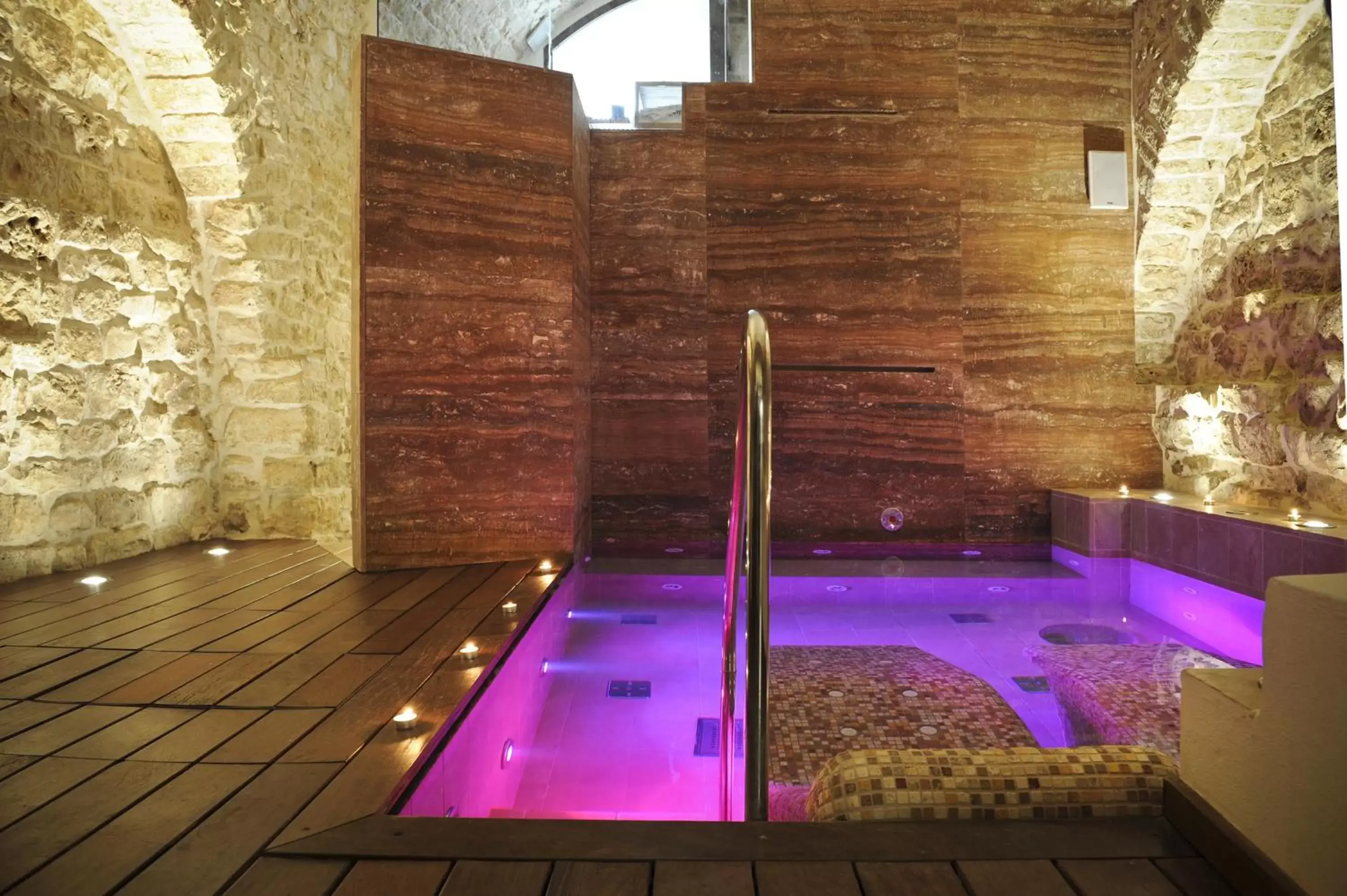 Hot Tub, Swimming Pool in Hotel Corte Altavilla