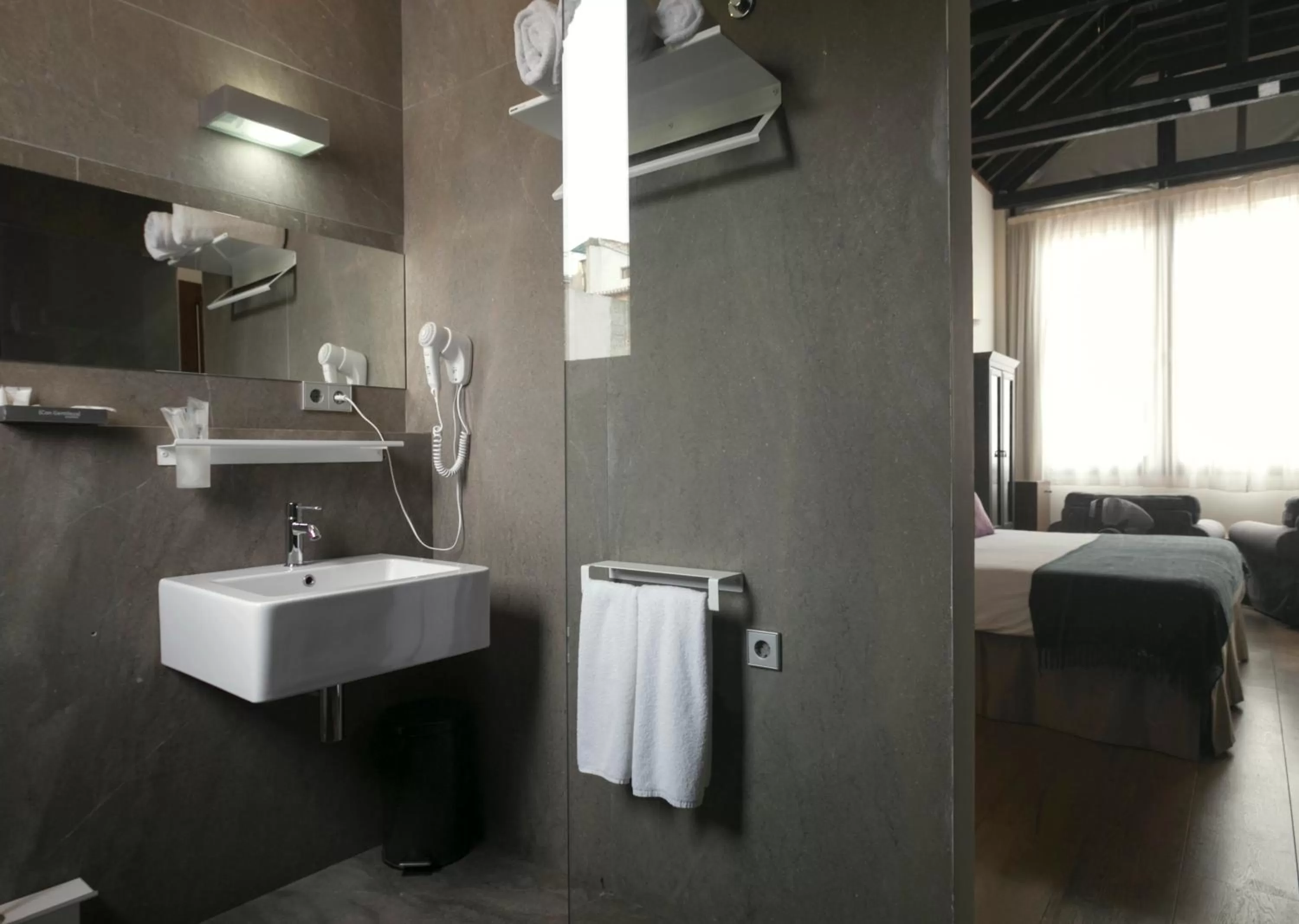 Shower, Bed in Shine Albayzín