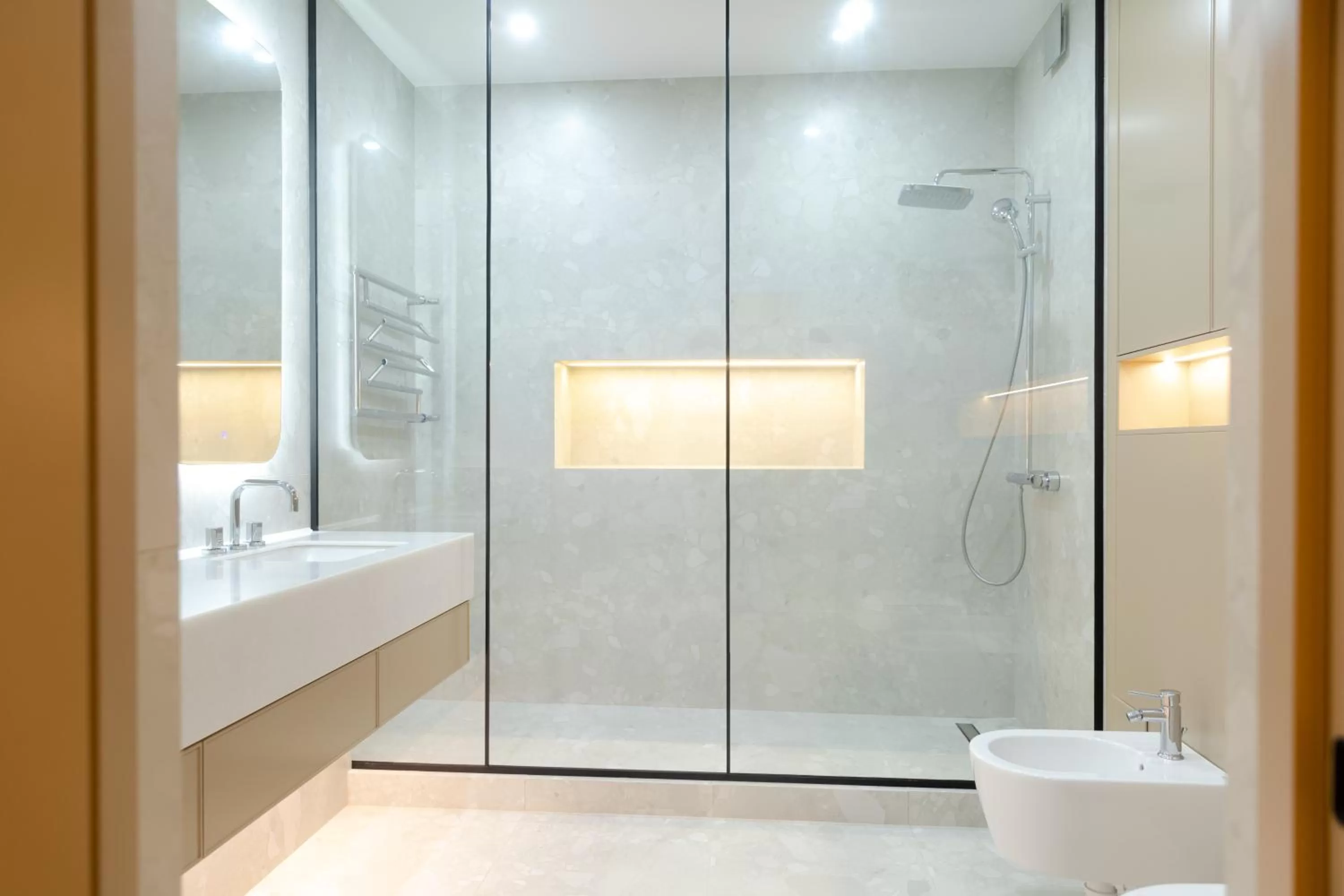 Shower in Amsterdam Hotel Aktobe