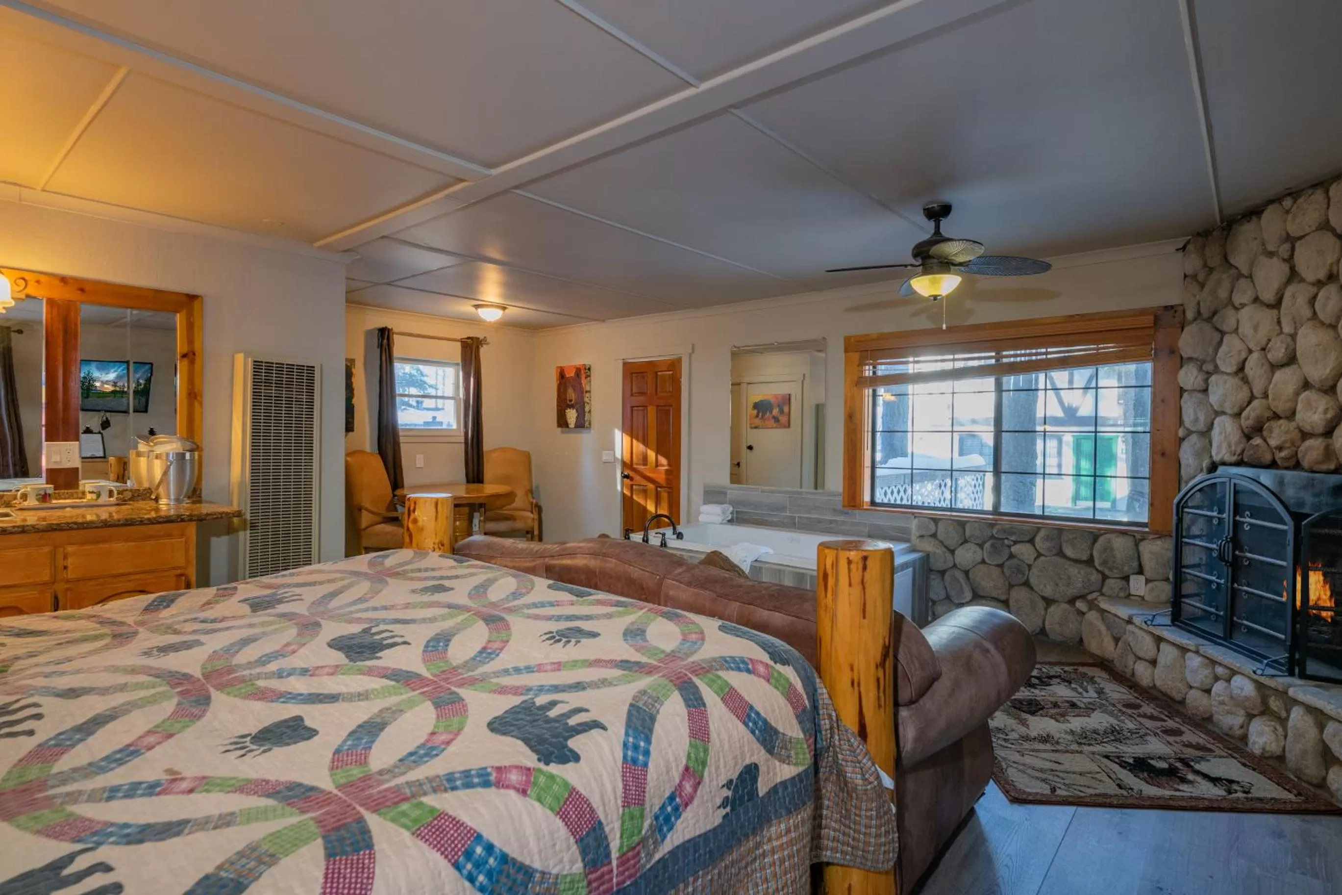 Photo of the whole room, Bed in Black Forest Lodge